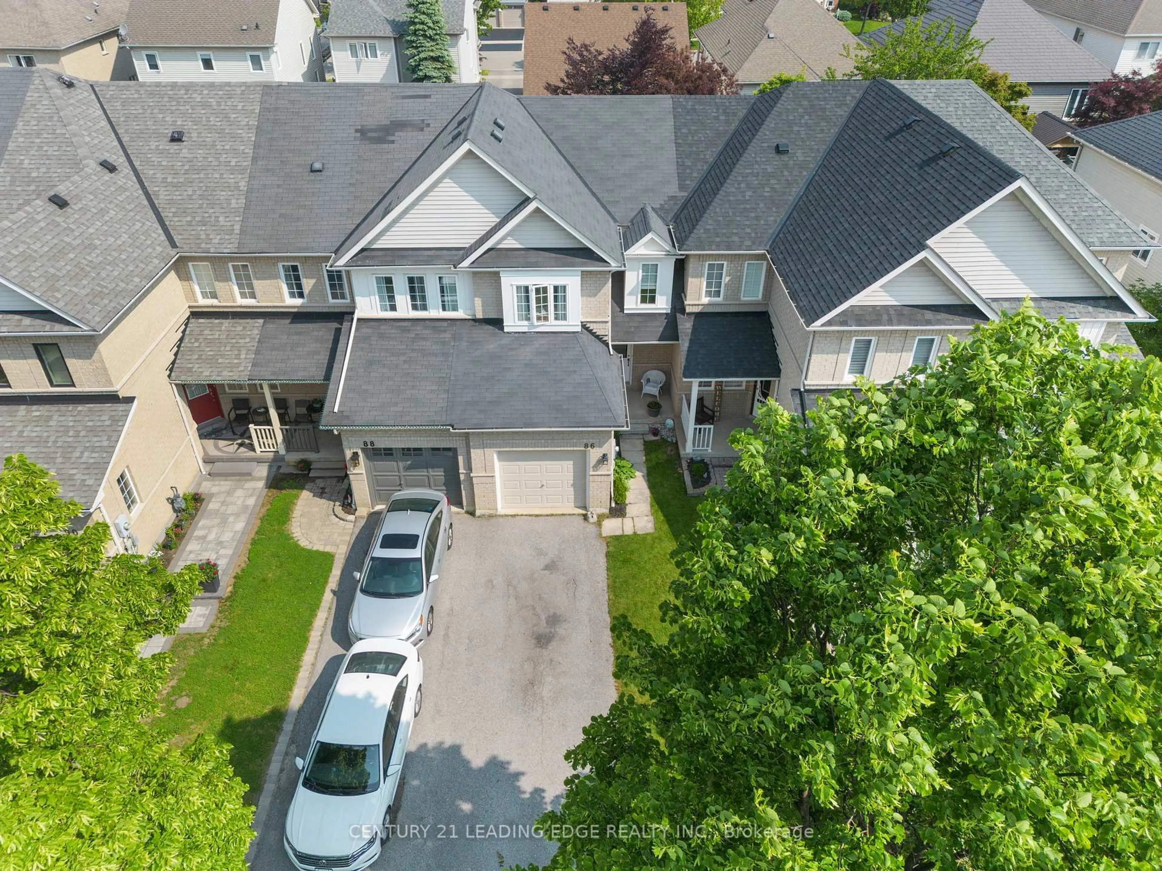A pic from outside/outdoor area/front of a property/back of a property/a pic from drone, street for 86 Breakwater Dr, Whitby Ontario L1N 9N5