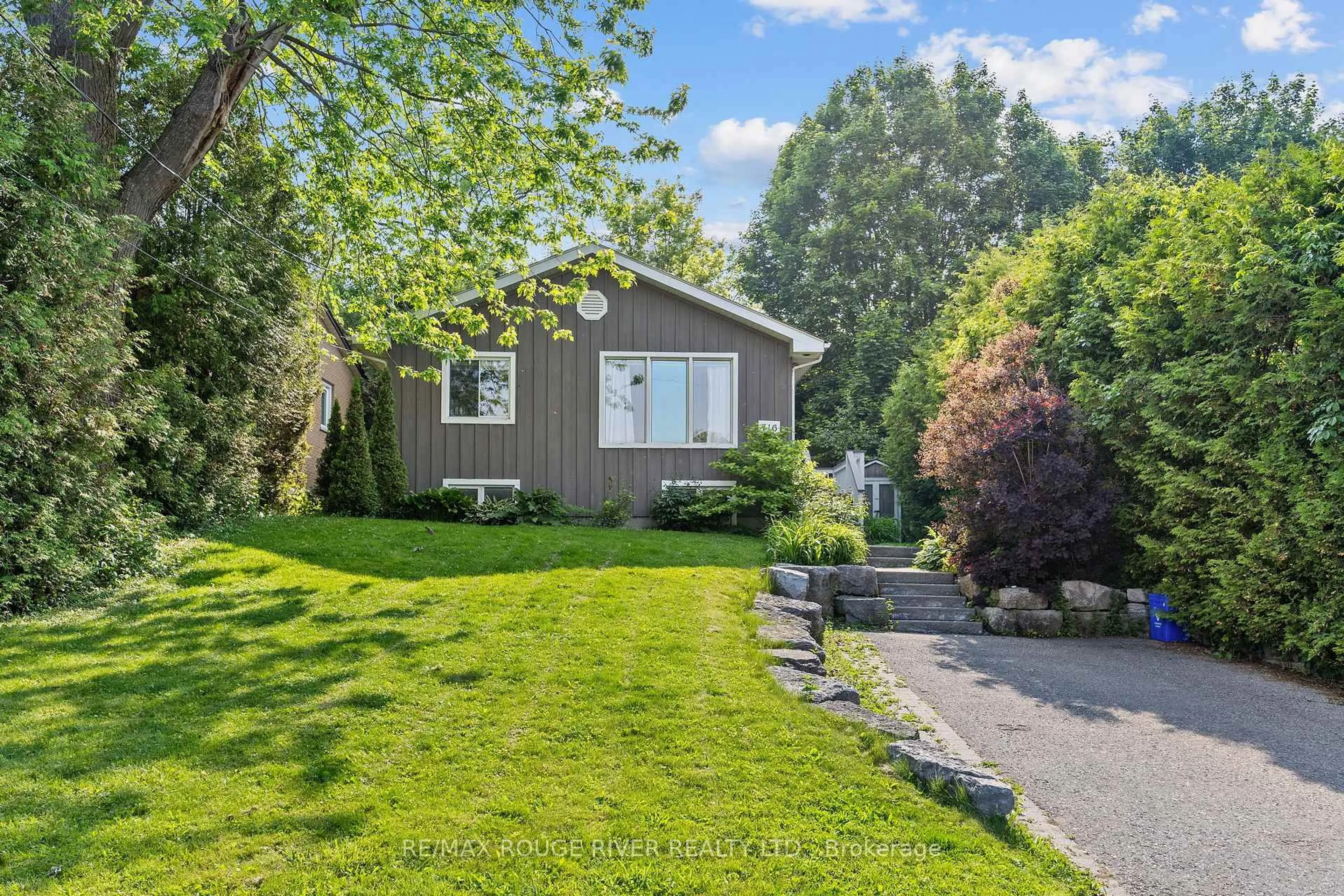 A pic from outside/outdoor area/front of a property/back of a property/a pic from drone, street for 716 Hillcrest Rd, Pickering Ontario L1W 2P1