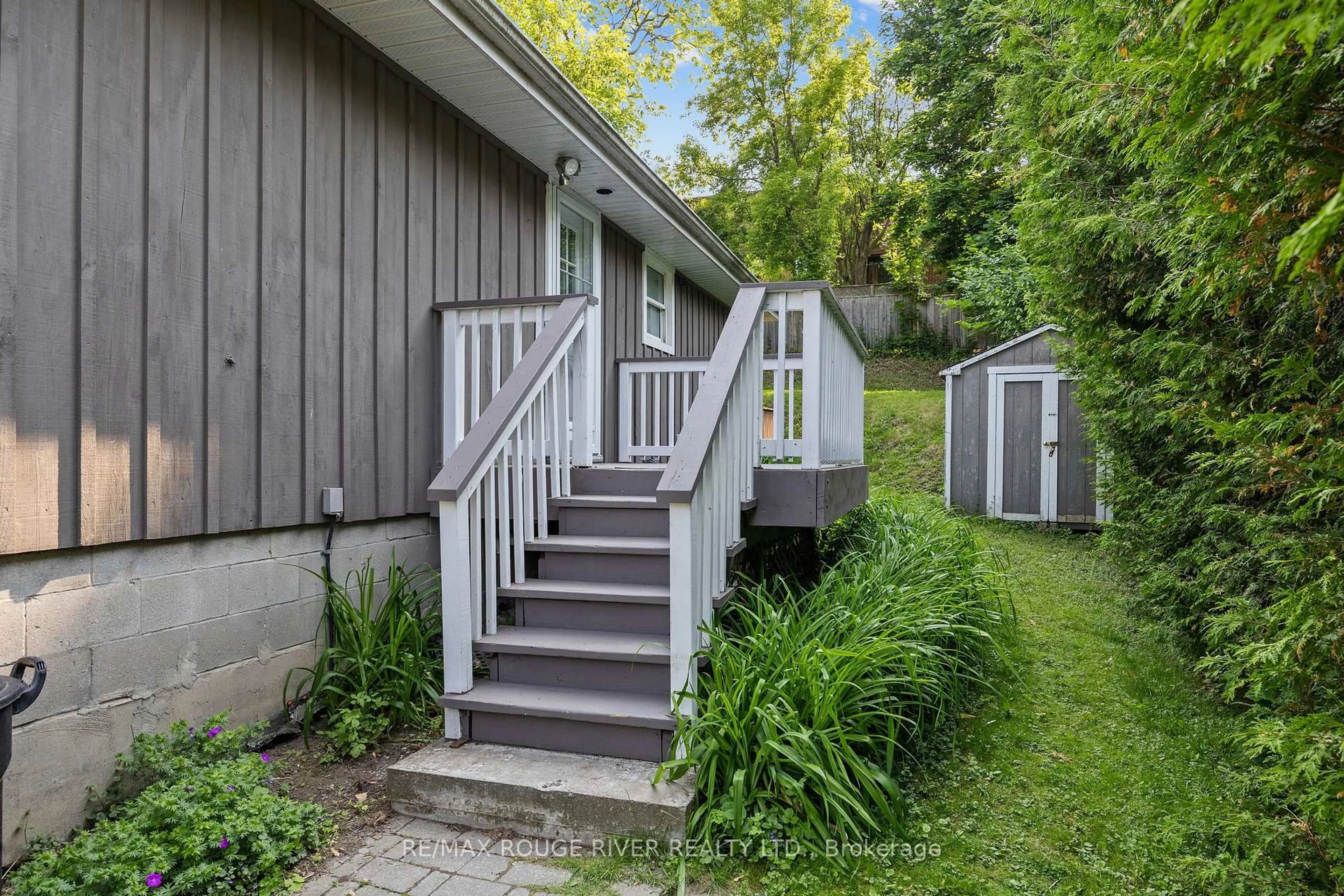 Patio, street for 716 Hillcrest Rd, Pickering Ontario L1W 2P1