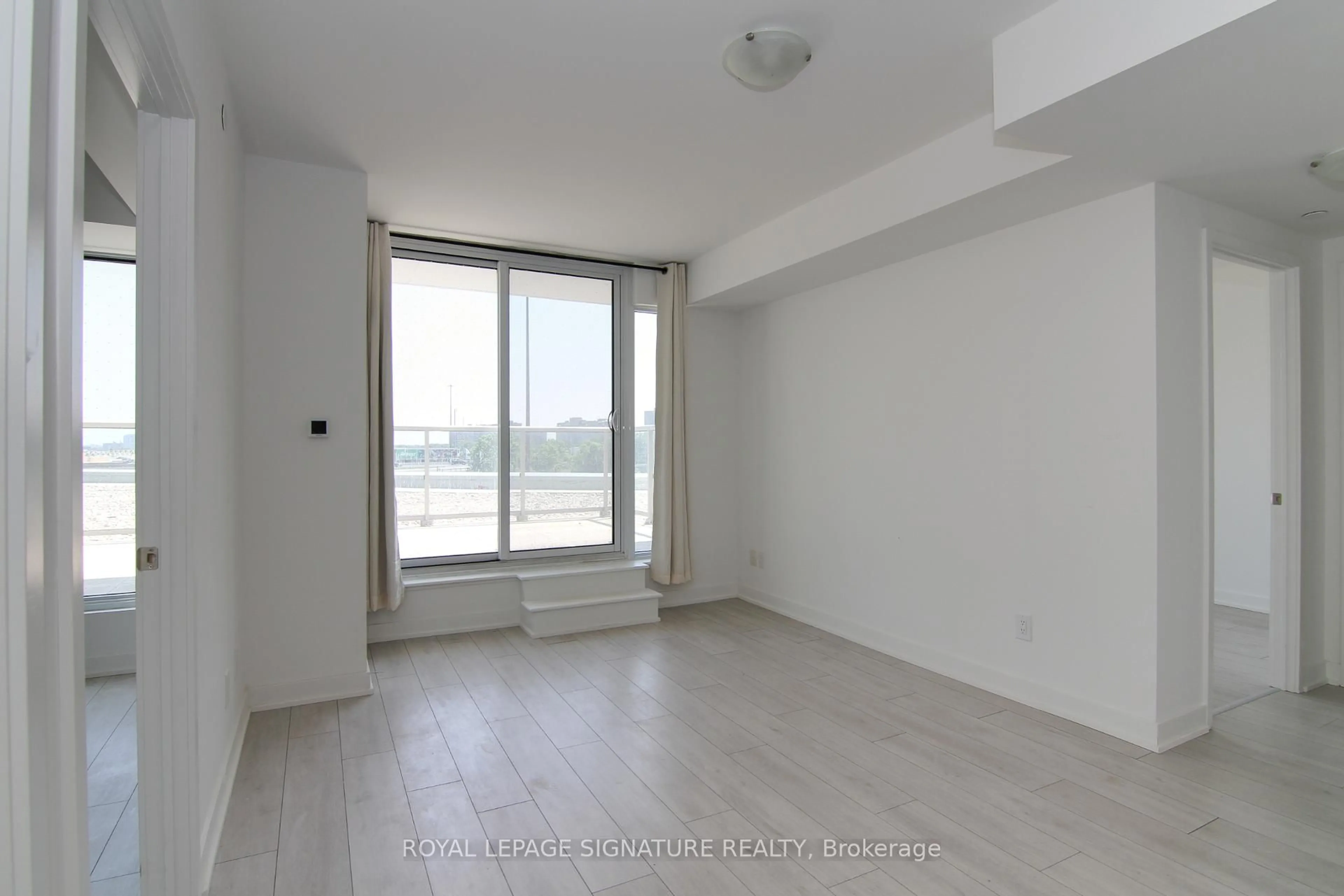 A pic of a room for 2033 Kennedy Rd #322, Toronto Ontario M1T 0B9