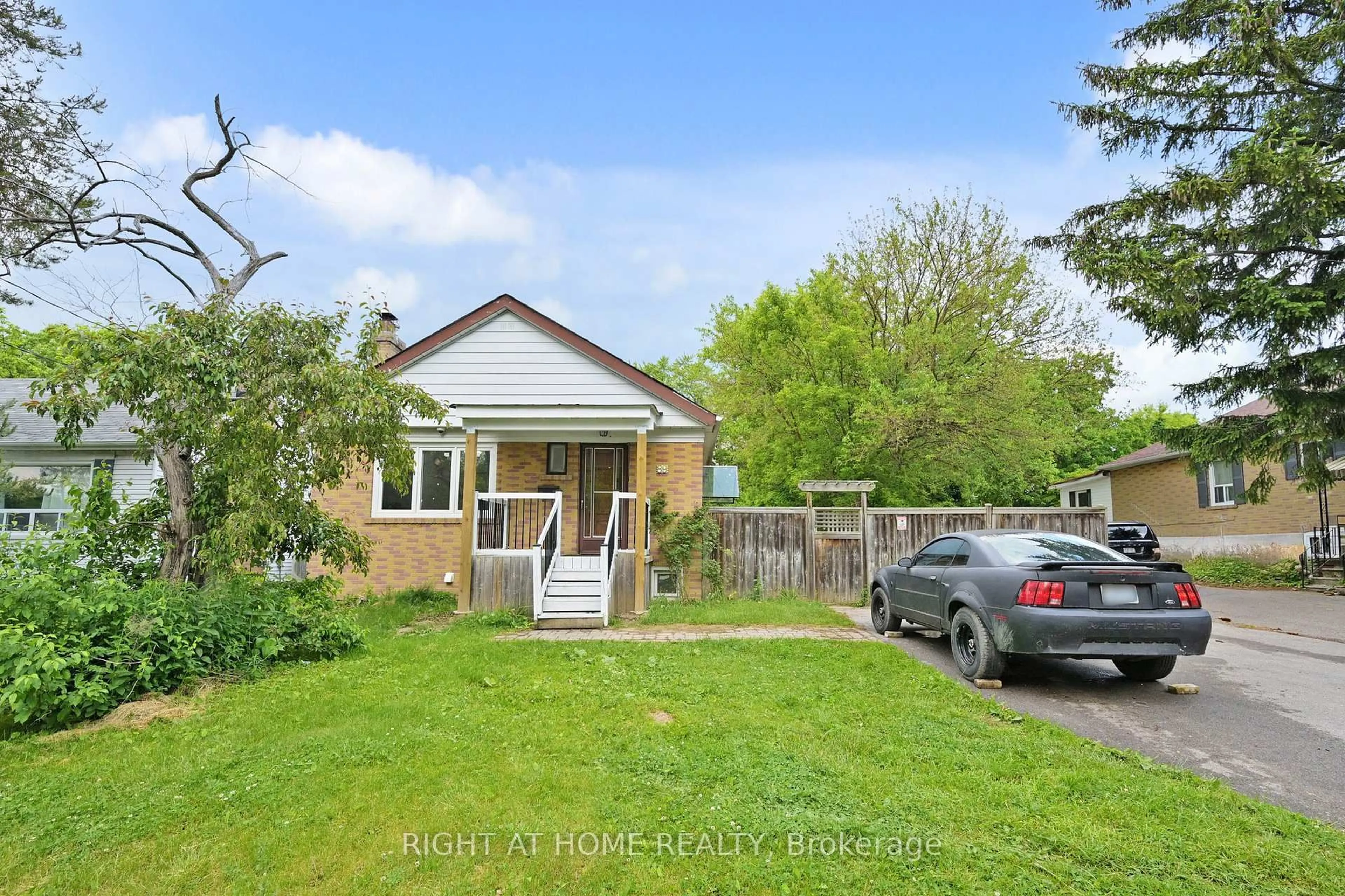 A pic from outside/outdoor area/front of a property/back of a property/a pic from drone, street for 89 Mccowan Rd, Toronto Ontario M1M 3M5