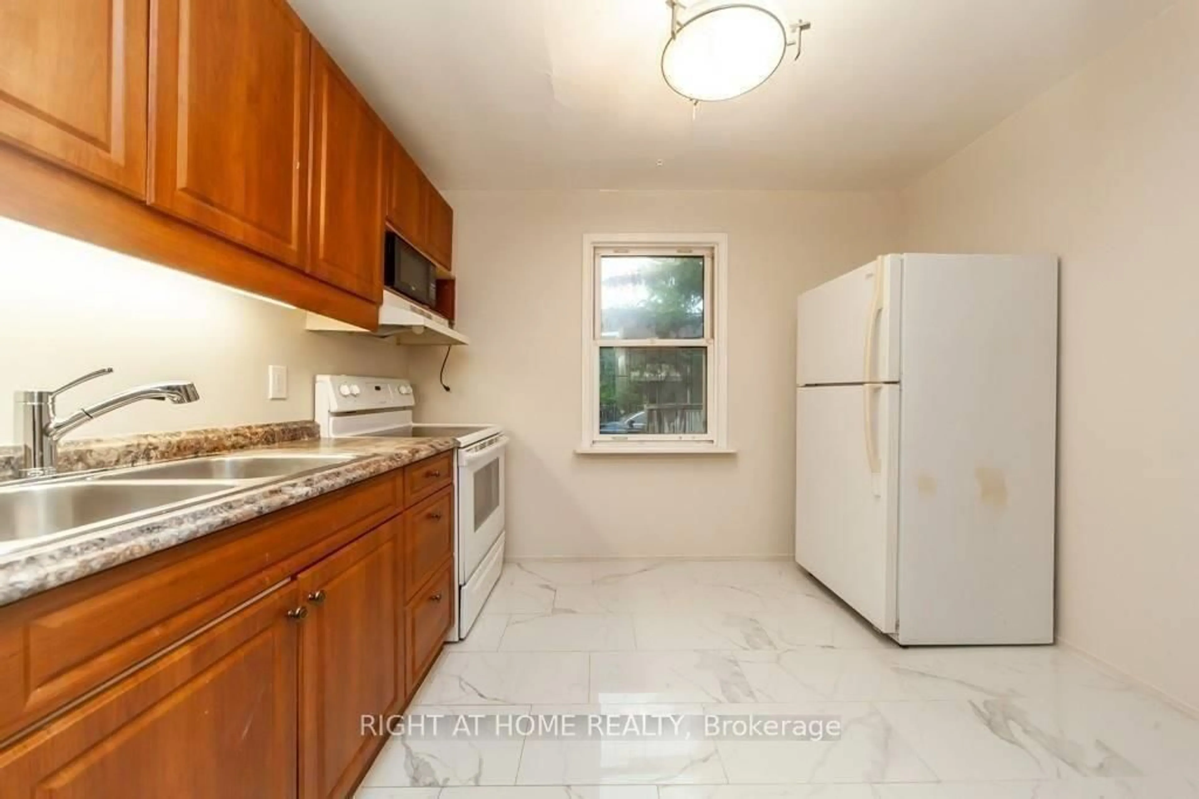 Standard kitchen, ceramic/tile floor for 89 Mccowan Rd, Toronto Ontario M1M 3M5