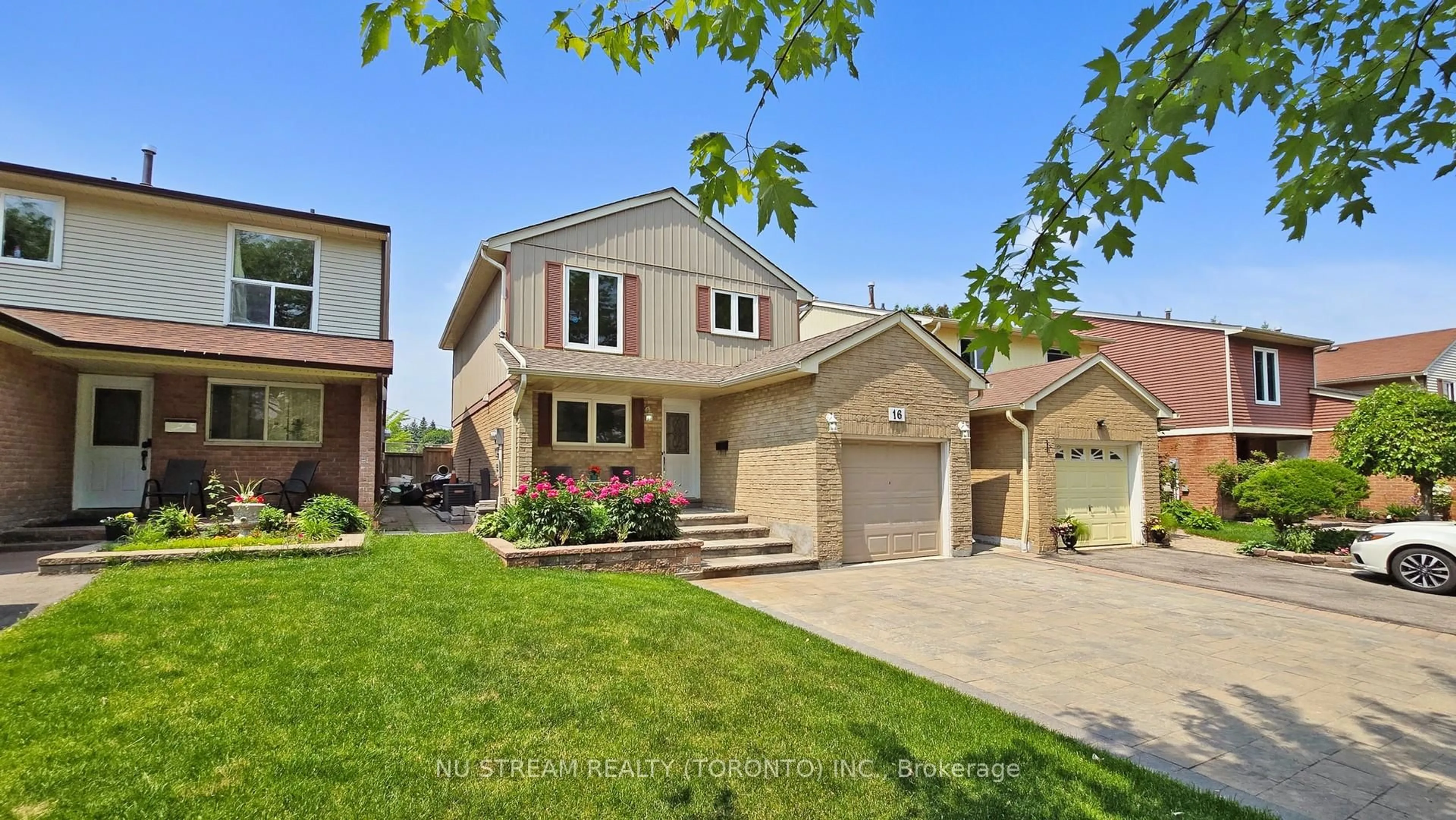 Home with vinyl exterior material, street for 16 Caronia Sq, Toronto Ontario M1B 2Z8