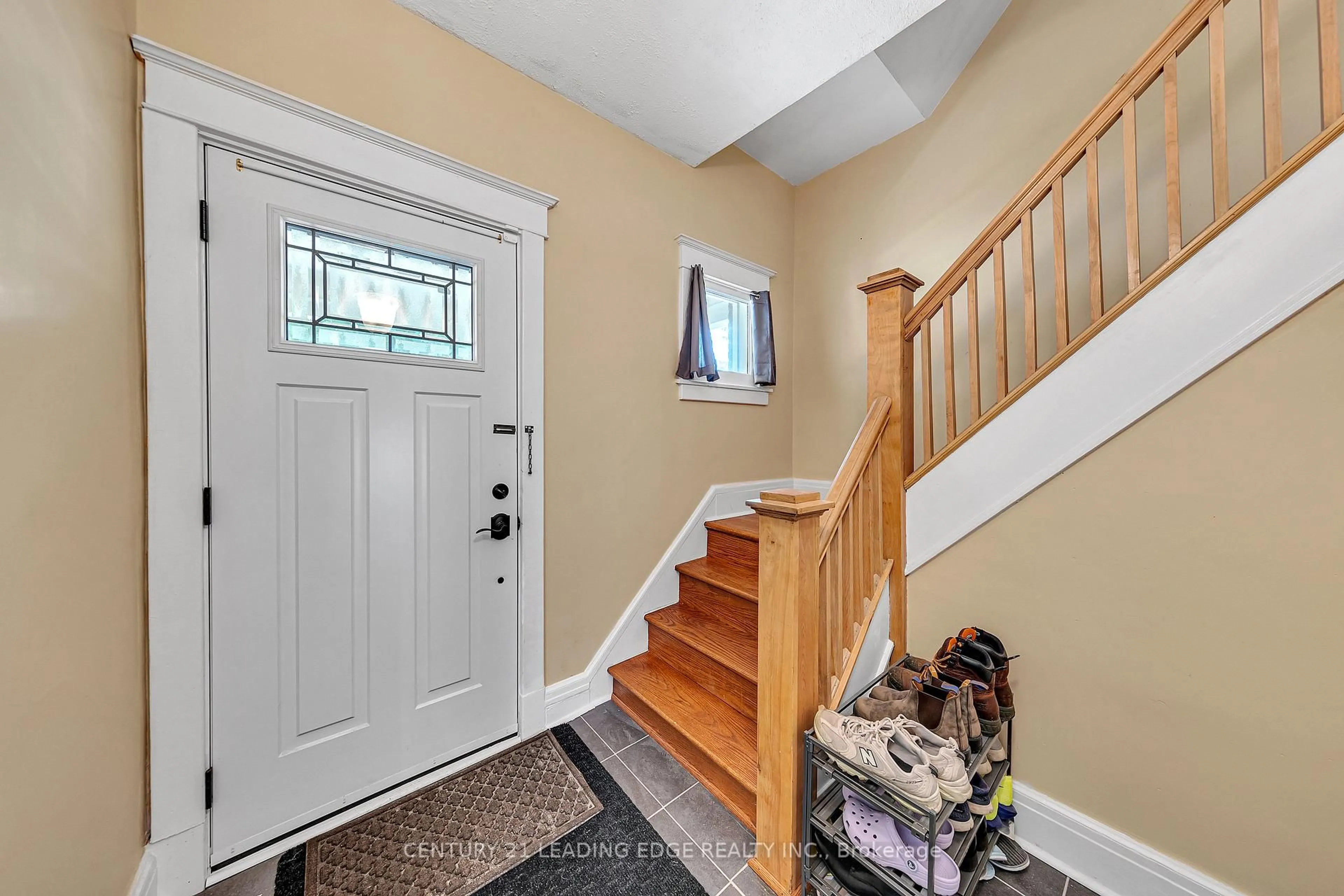 Indoor entryway for 75 Oshawa Blvd, Oshawa Ontario L1G 5S4