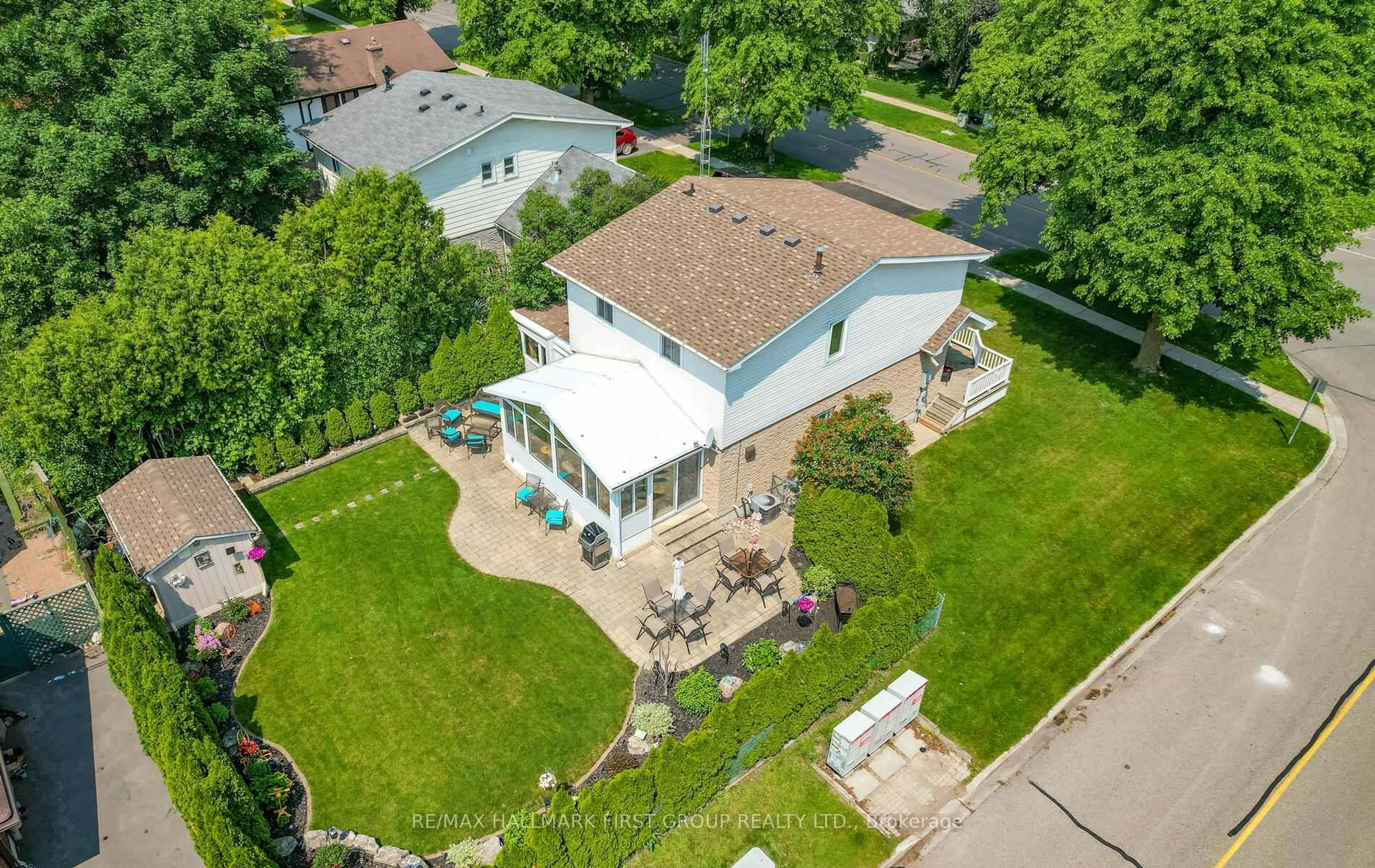 A pic from outside/outdoor area/front of a property/back of a property/a pic from drone, street for 31 Michael Blvd, Whitby Ontario L1N 5P6