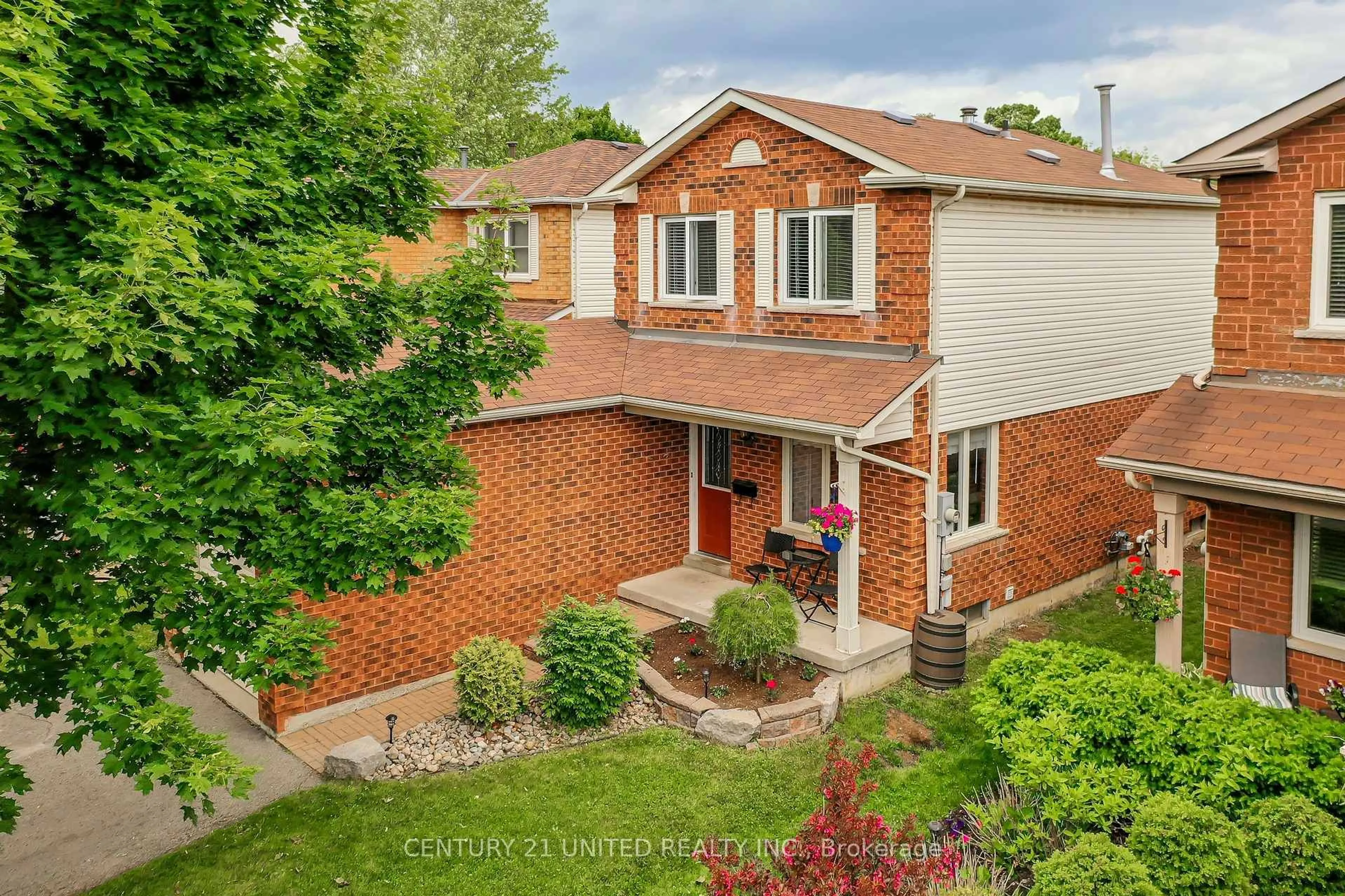 A pic from outside/outdoor area/front of a property/back of a property/a pic from drone, street for 29 Wrenn Blvd, Clarington Ontario L1C 4N1