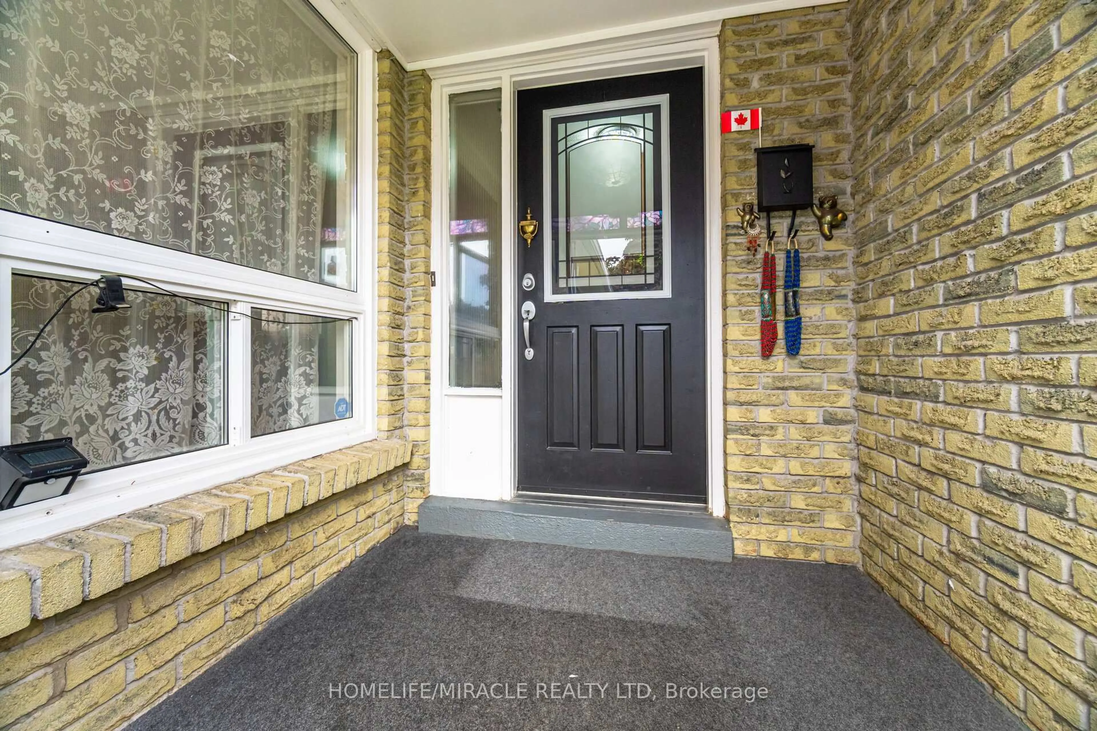 Indoor entryway for 1217 Gloucester Sq, Pickering Ontario L1V 3P7