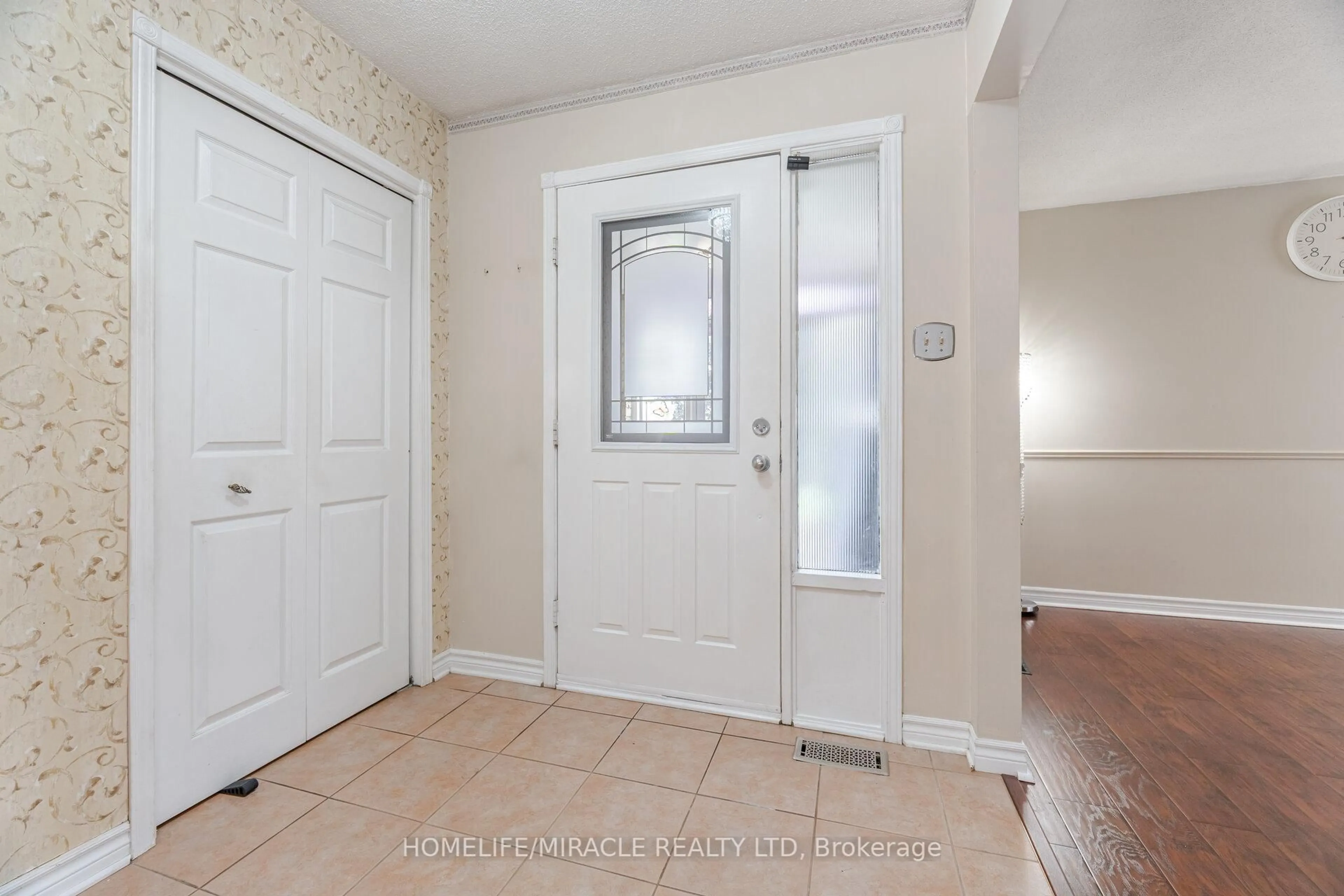 Indoor entryway for 1217 Gloucester Sq, Pickering Ontario L1V 3P7