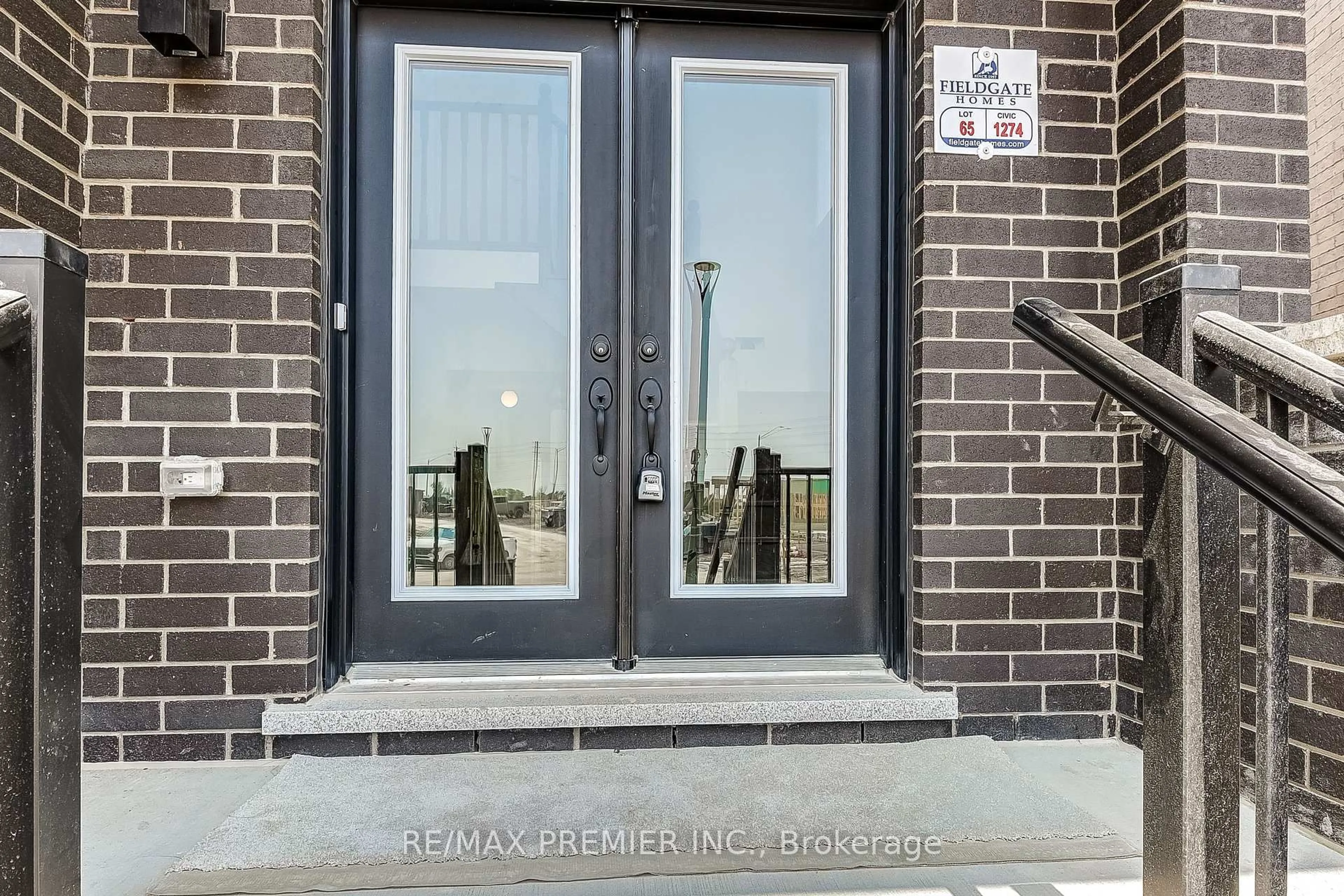 Indoor entryway for 1274 Talisman Manr, Pickering Ontario L1X 0R7