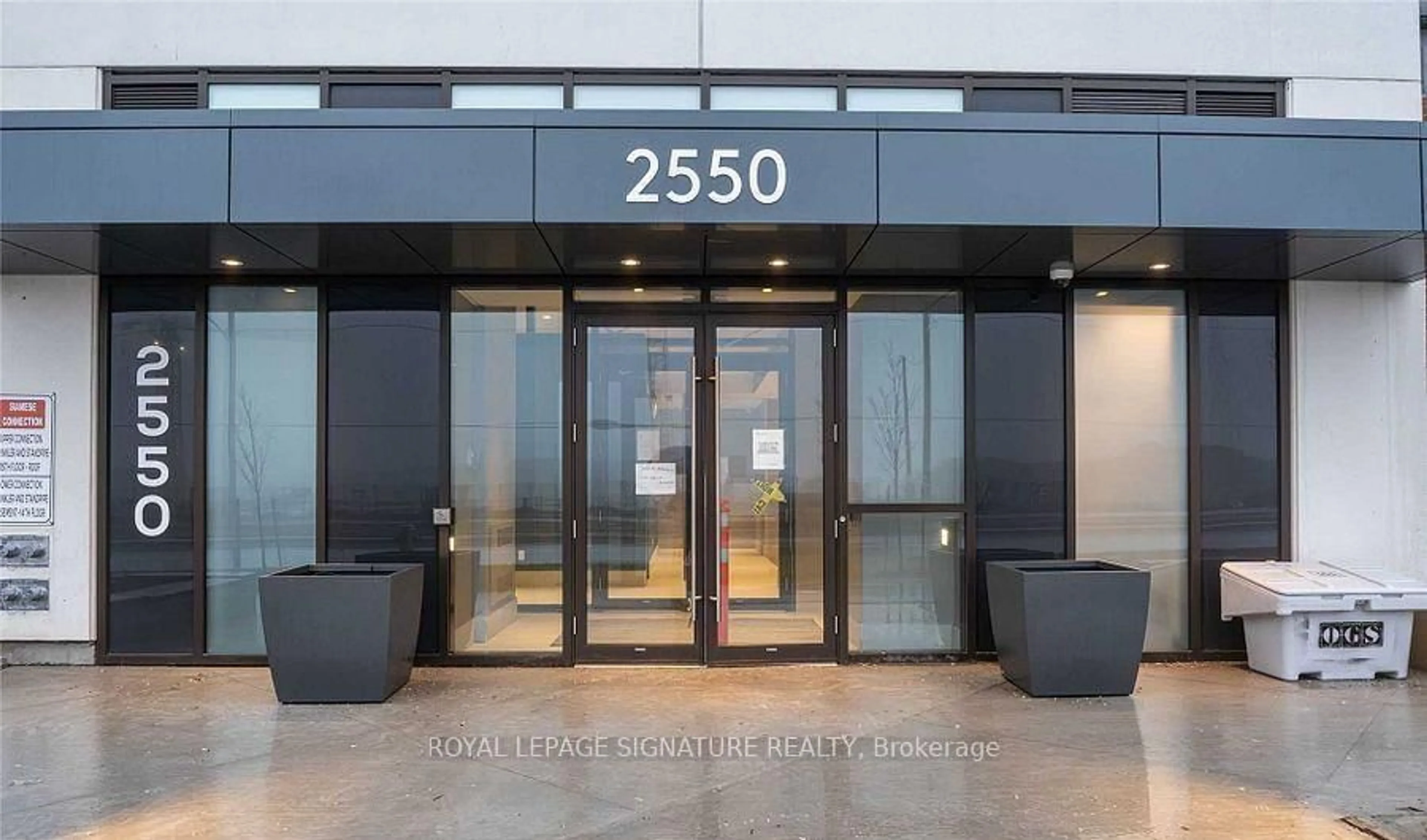 Indoor foyer for 2550 Simcoe St #1214, Oshawa Ontario L1L 0R5