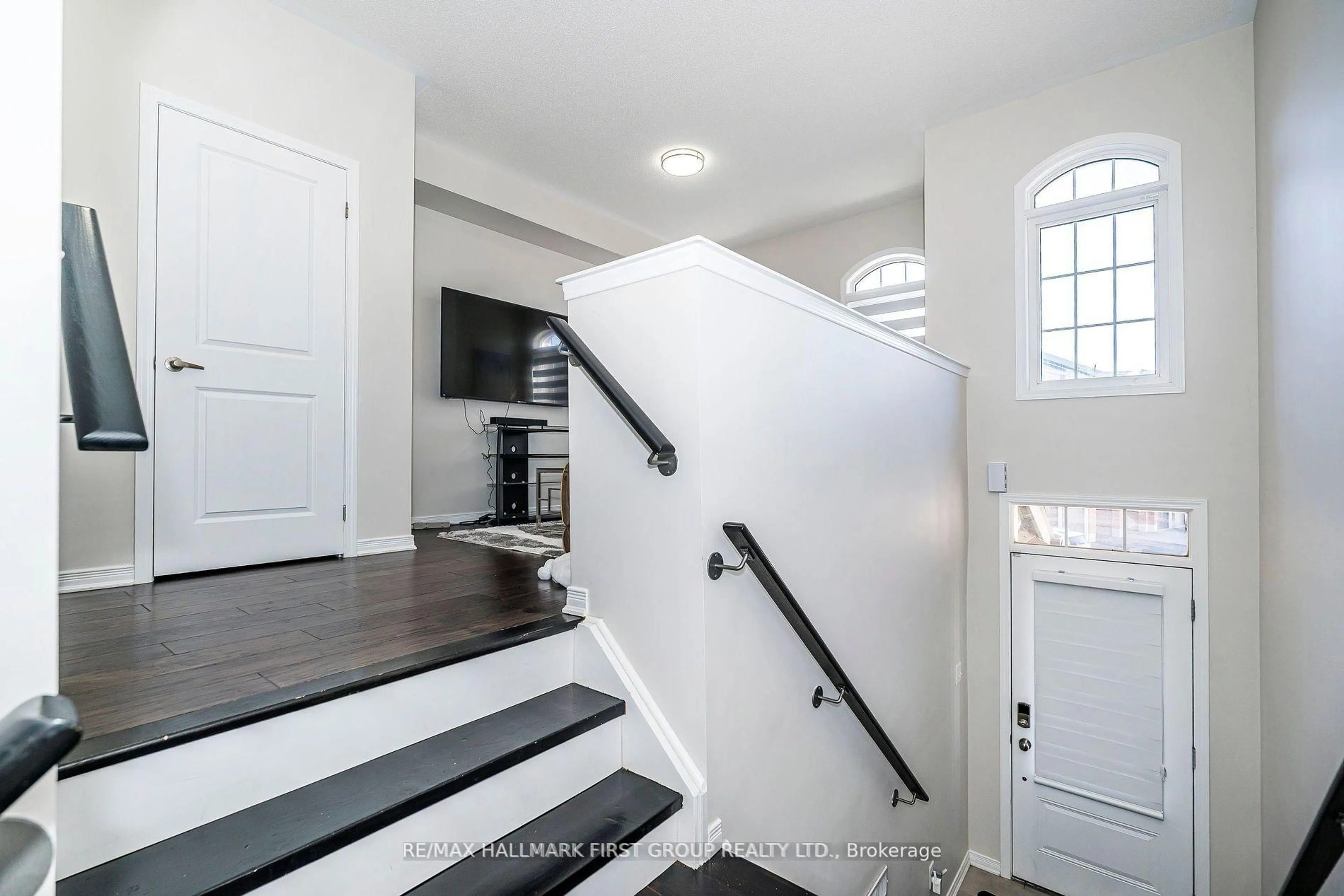 Indoor entryway for 11 Graywardine Lane, Ajax Ontario L1Z 0R9