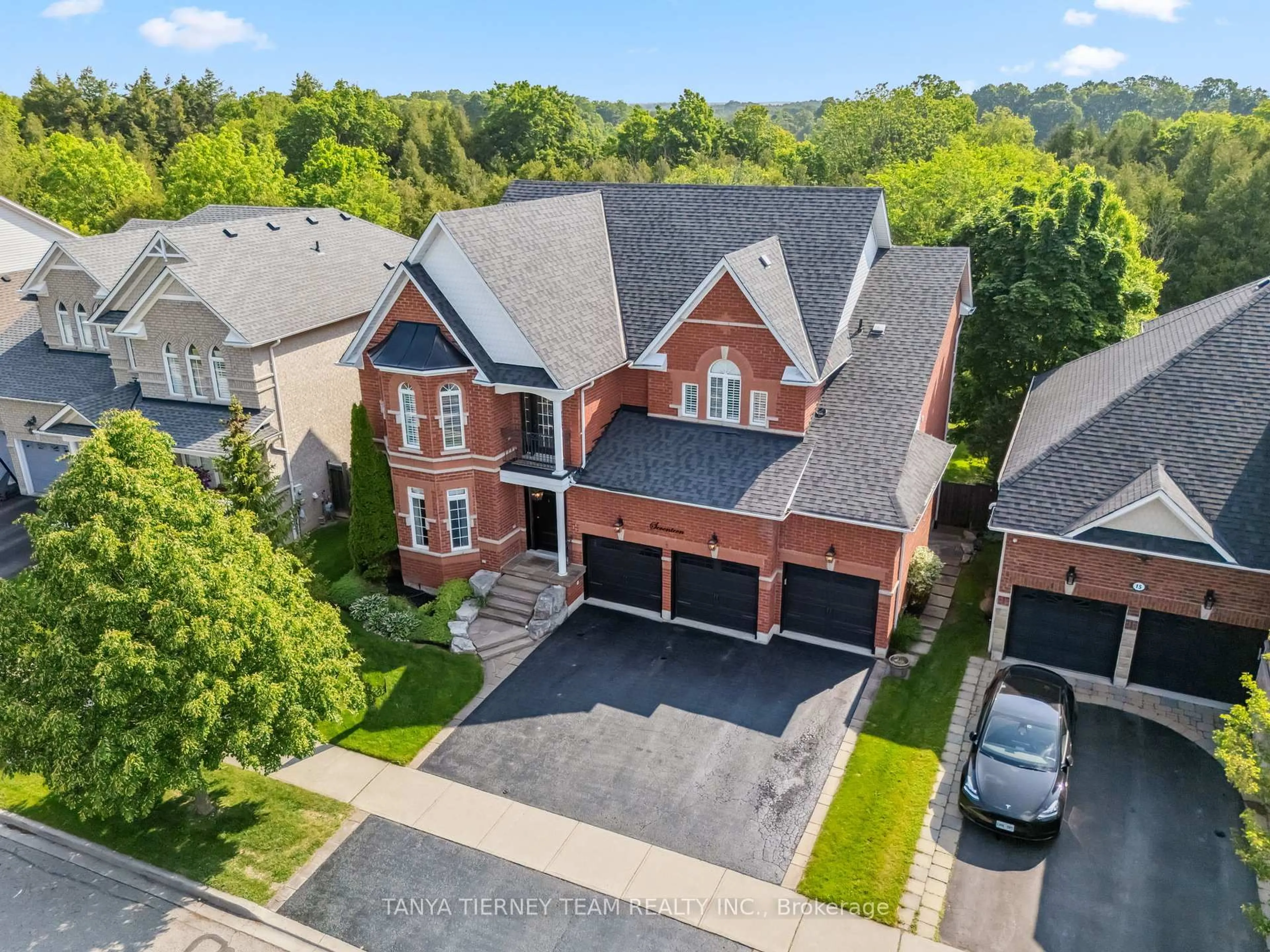 A pic from outside/outdoor area/front of a property/back of a property/a pic from drone, street for 17 Covington Dr, Whitby Ontario L1M 2K6