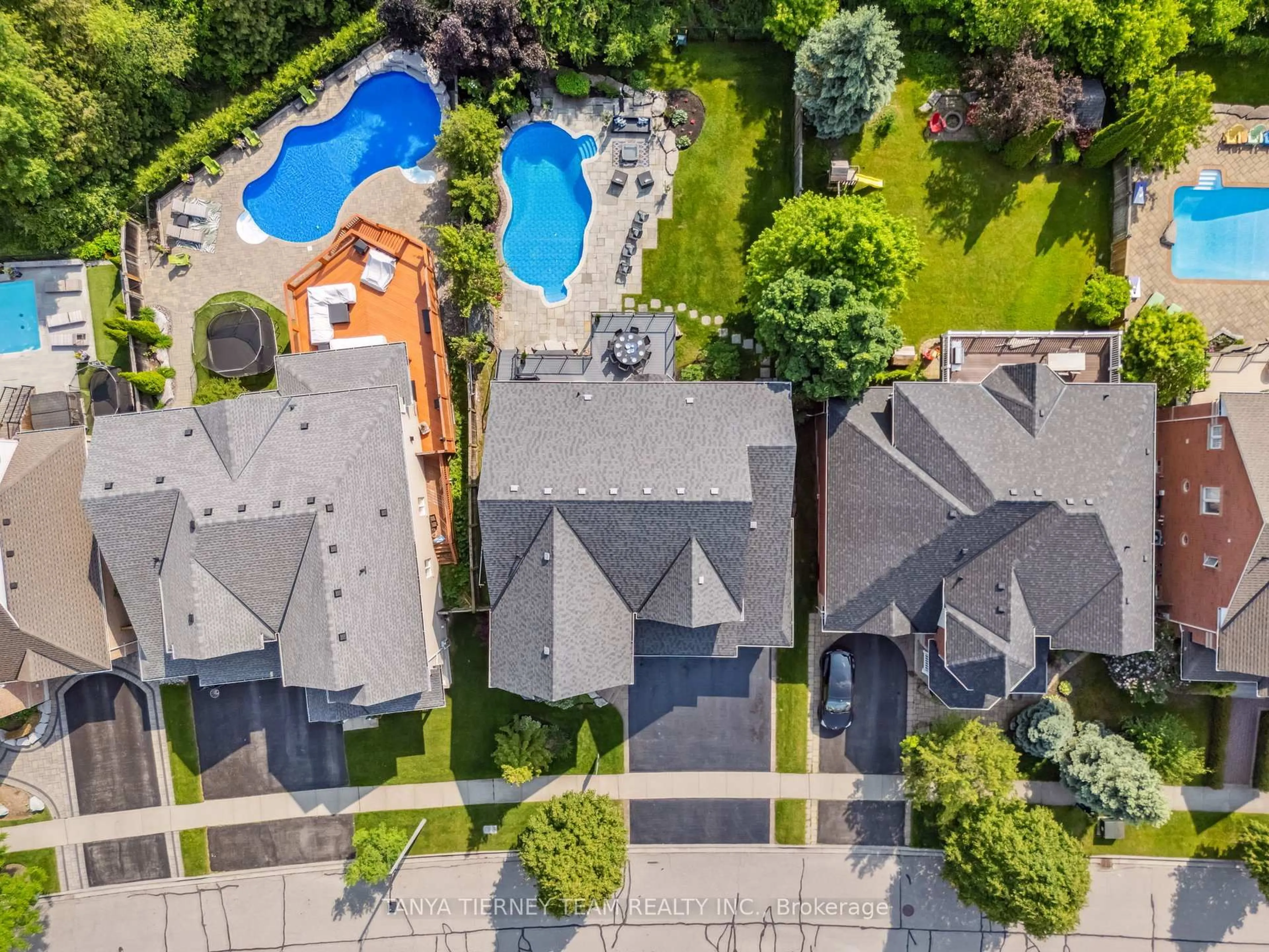 A pic from outside/outdoor area/front of a property/back of a property/a pic from drone, street for 17 Covington Dr, Whitby Ontario L1M 2K6