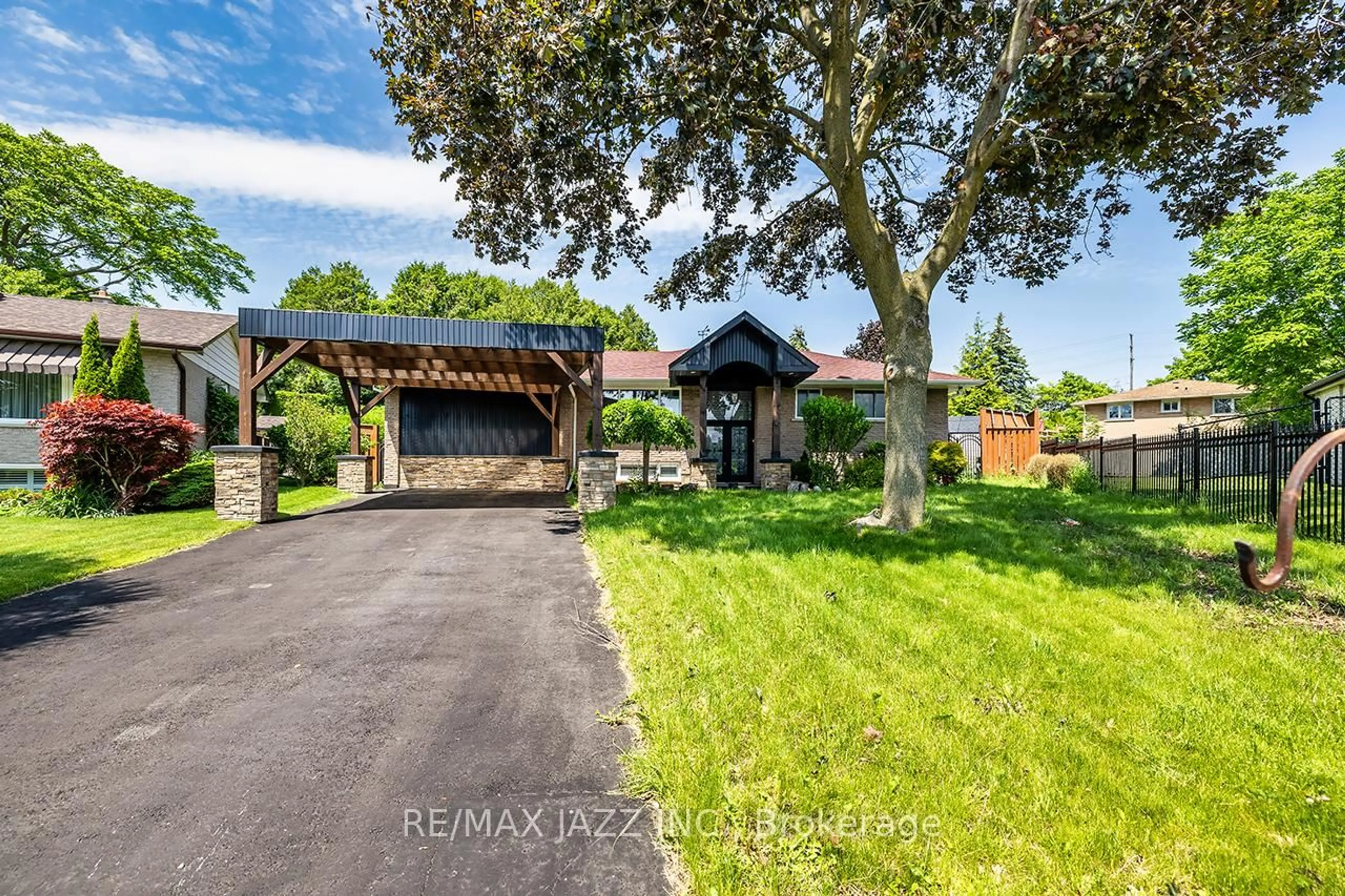 A pic from outside/outdoor area/front of a property/back of a property/a pic from drone, street for 633 Pinewood St, Oshawa Ontario L1G 2S2