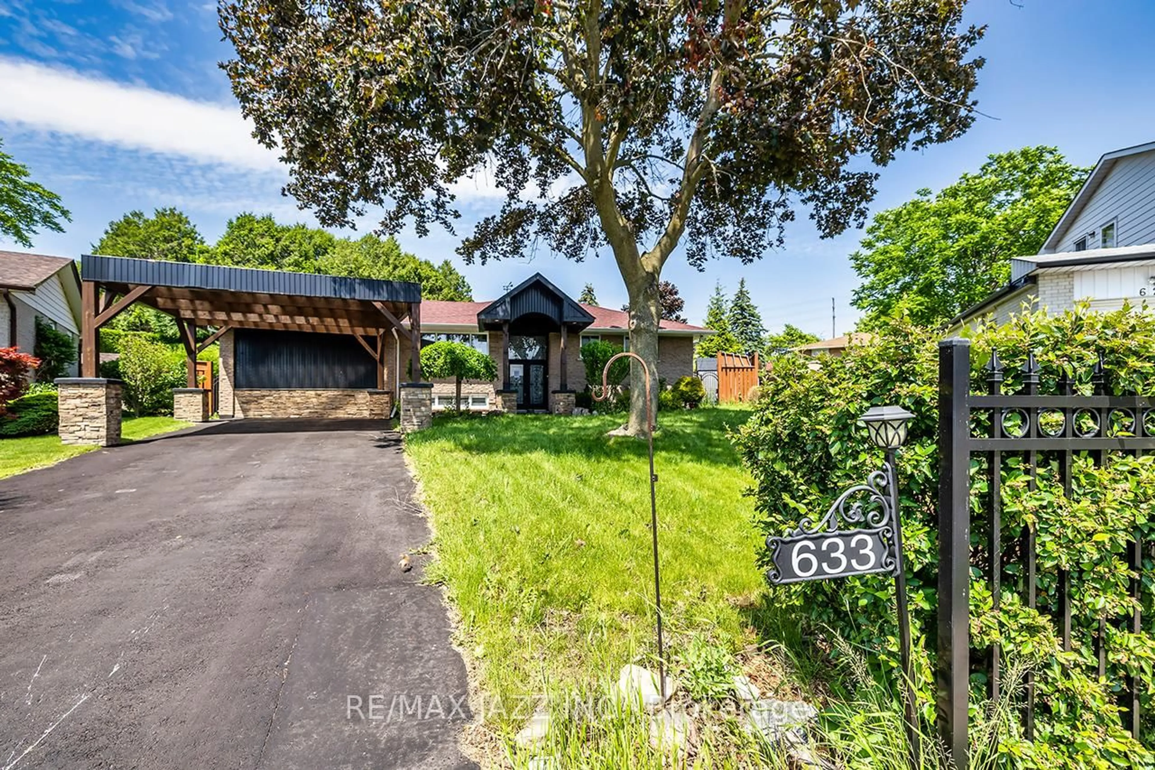 A pic from outside/outdoor area/front of a property/back of a property/a pic from drone, street for 633 Pinewood St, Oshawa Ontario L1G 2S2