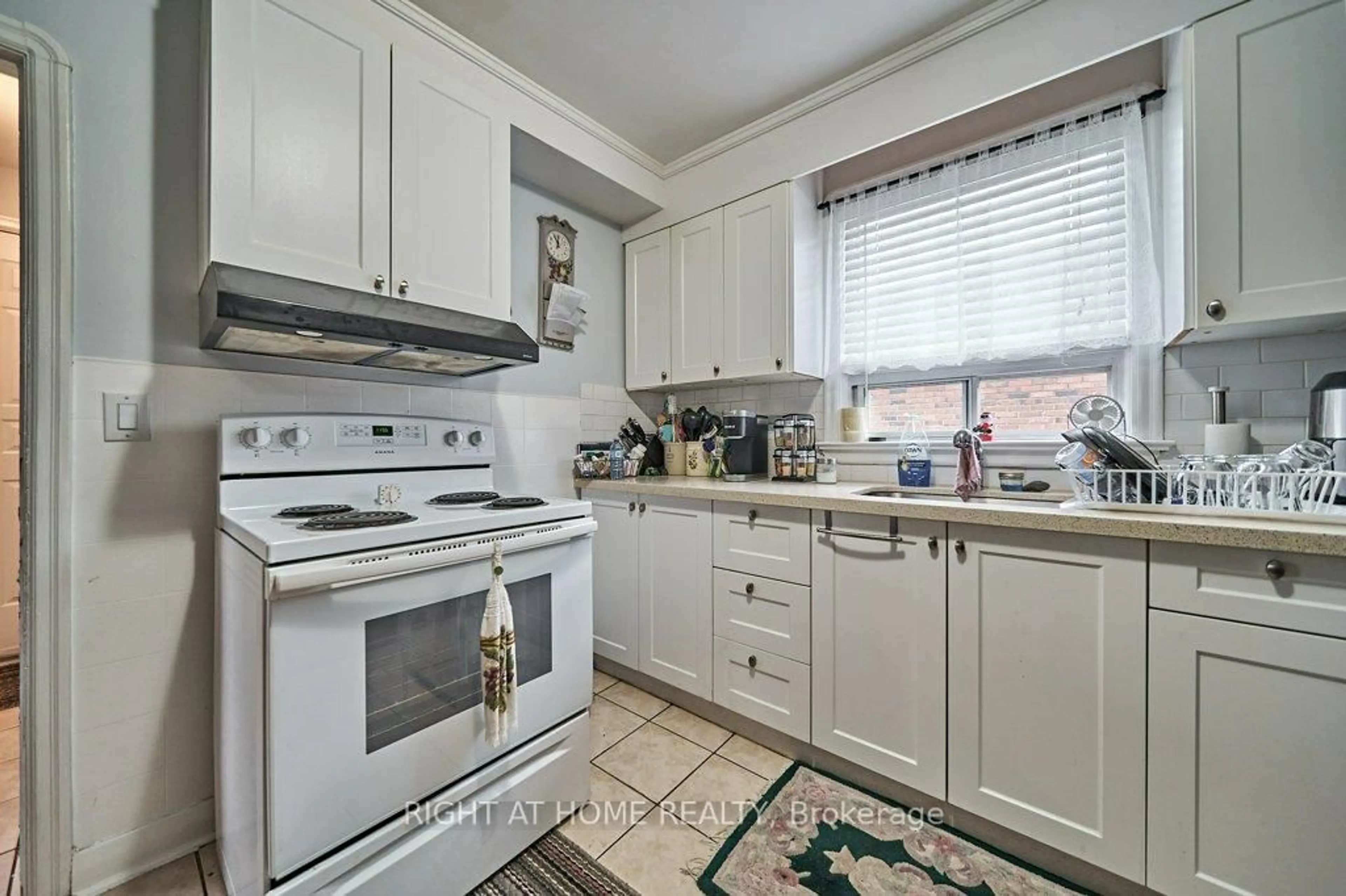 Standard kitchen, ceramic/tile floor for 202 Cadillac Ave, Oshawa Ontario L1H 5Z7