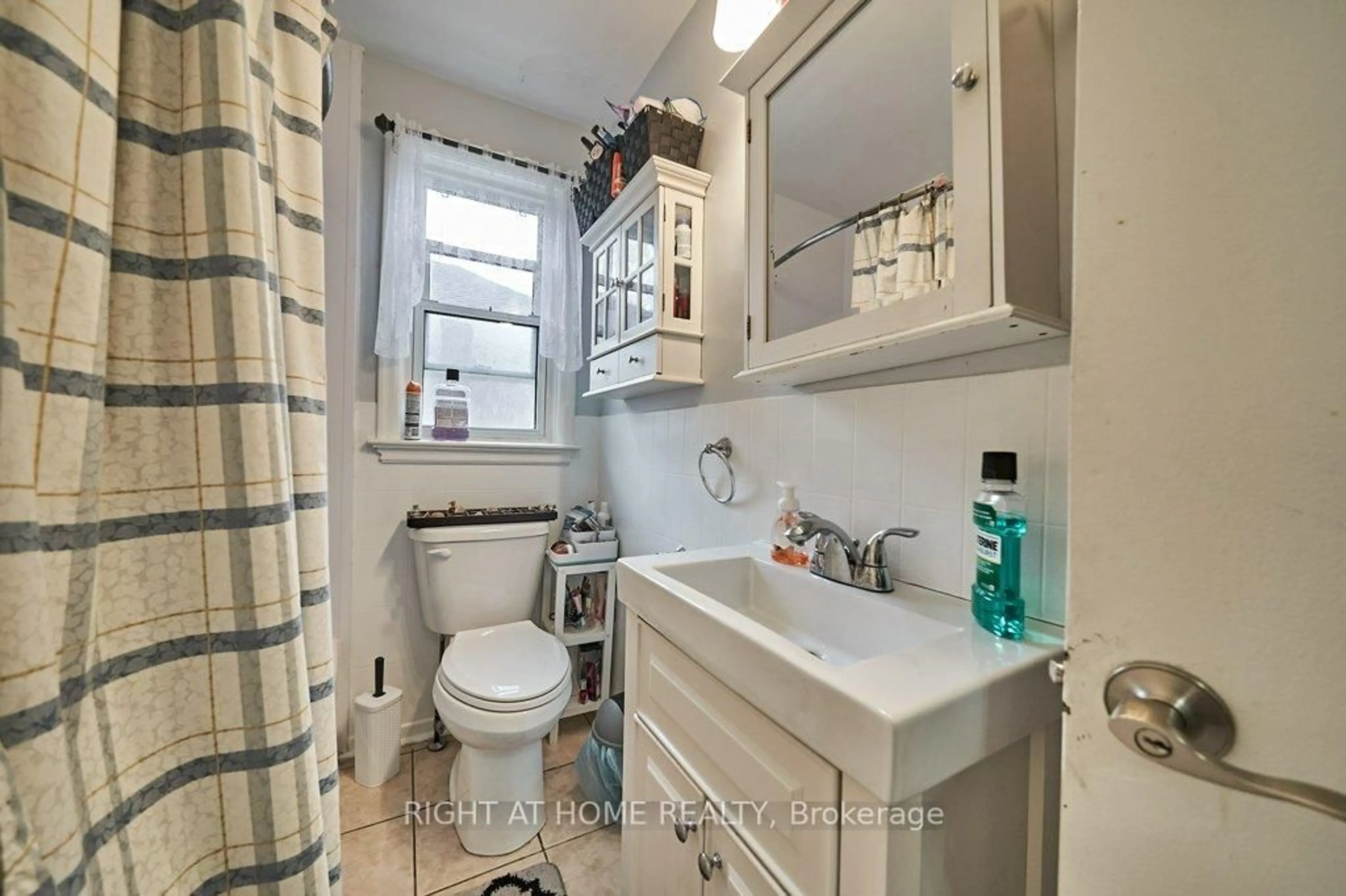 Standard bathroom, ceramic/tile floor for 202 Cadillac Ave, Oshawa Ontario L1H 5Z7
