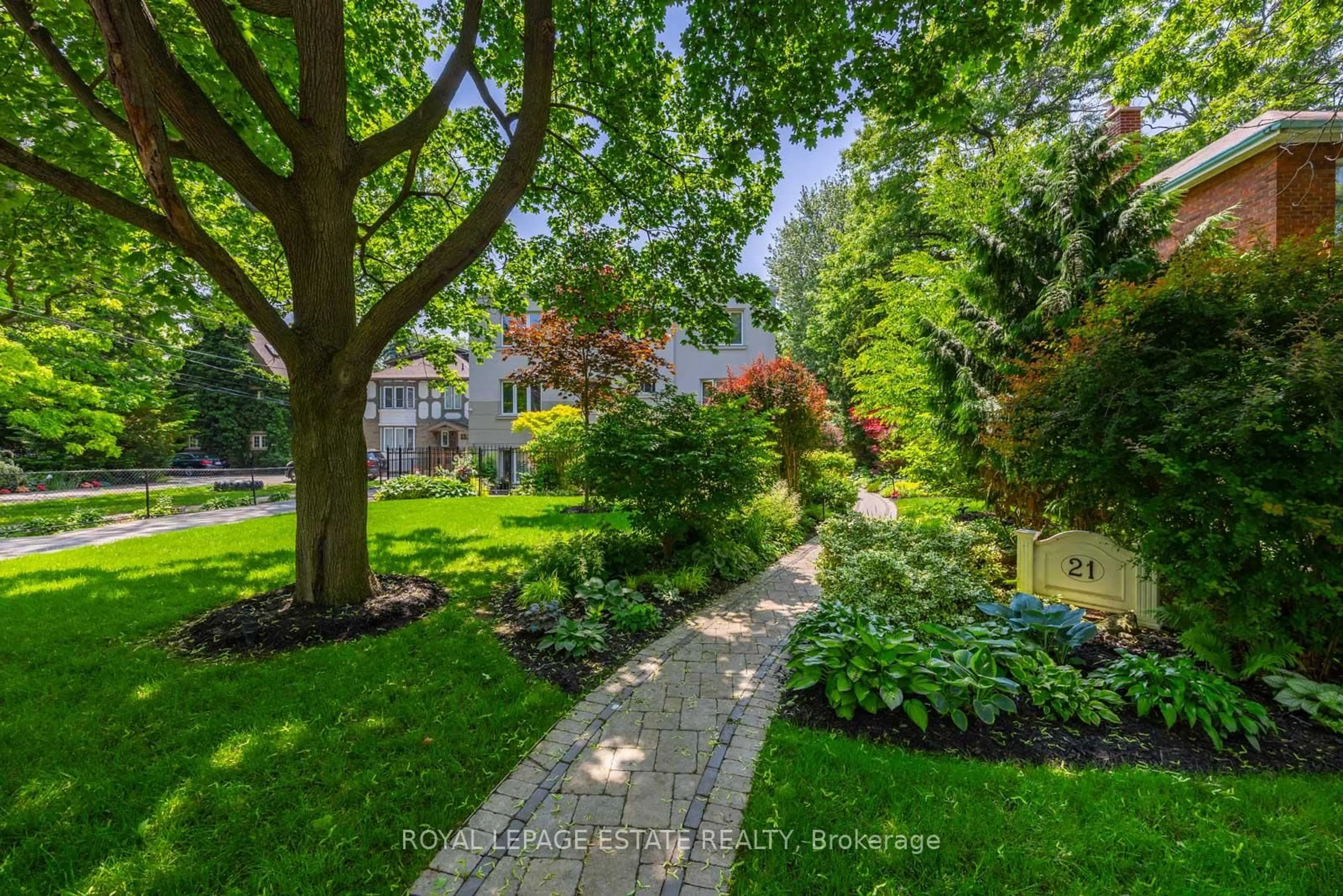 A pic from outside/outdoor area/front of a property/back of a property/a pic from drone, street for 21 Benlamond Ave #4, Toronto Ontario M4E 1Y8