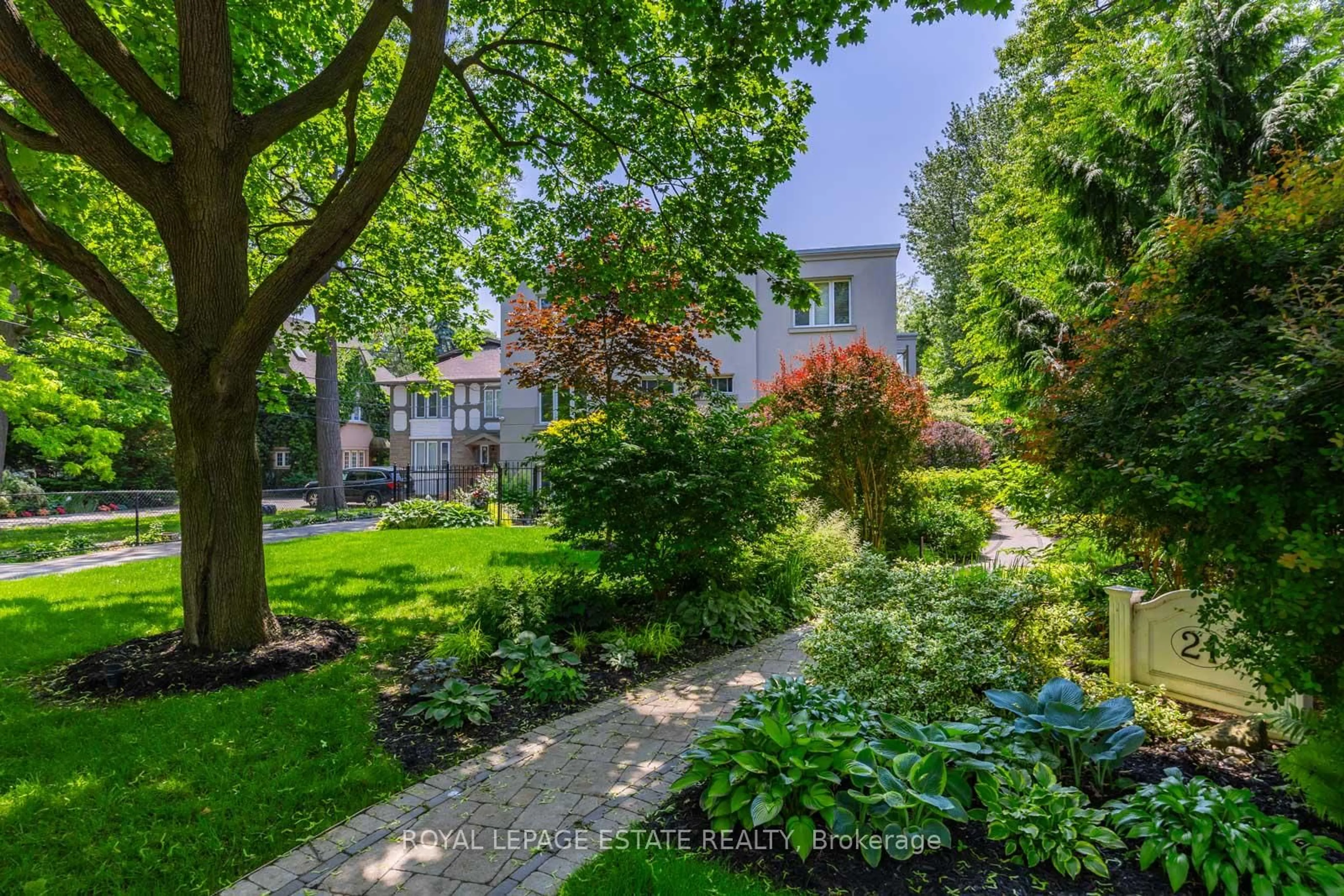 A pic from outside/outdoor area/front of a property/back of a property/a pic from drone, street for 21 Benlamond Ave #4, Toronto Ontario M4E 1Y8
