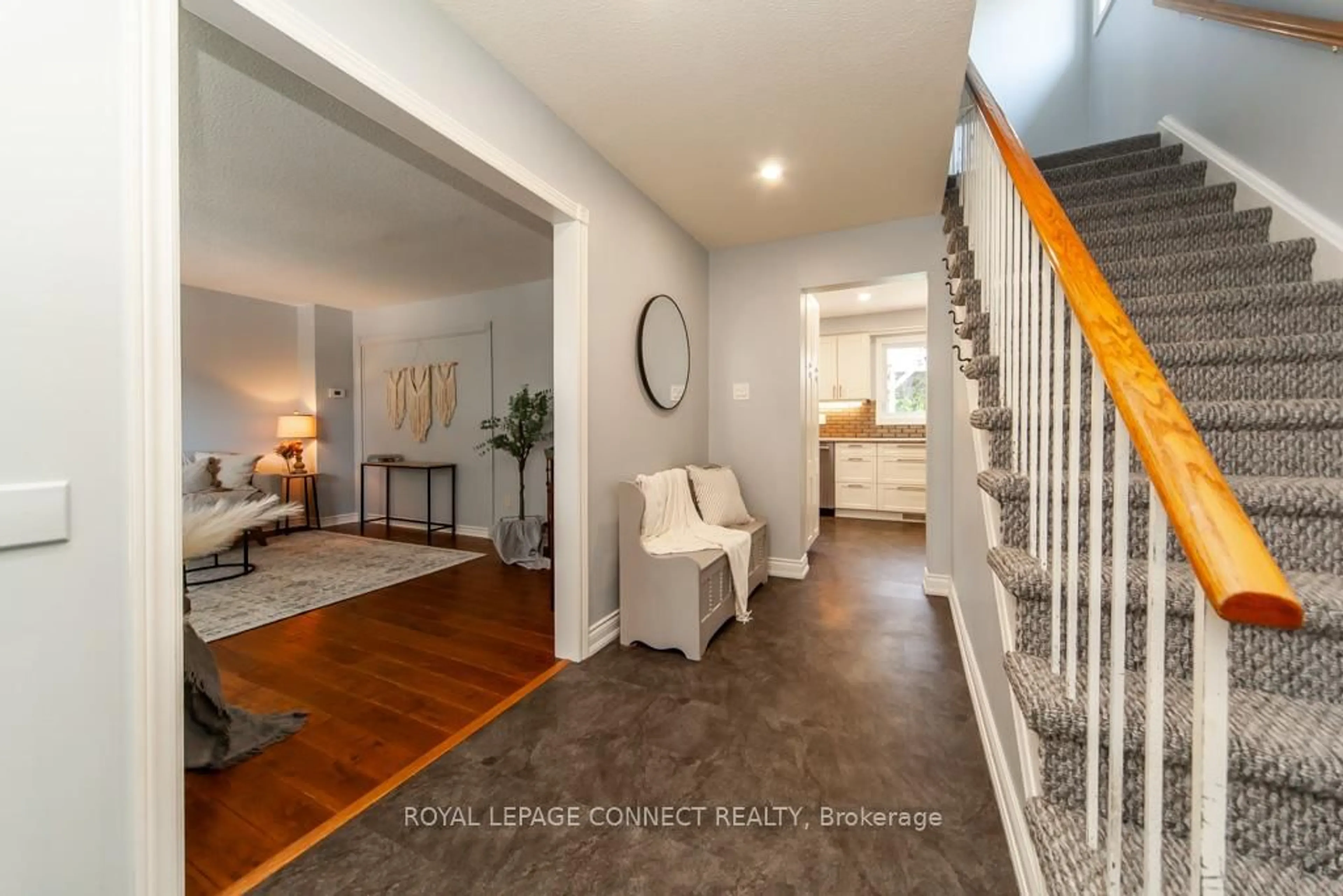 Indoor entryway for 98 Chester Cres, Scugog Ontario L9L 1K8