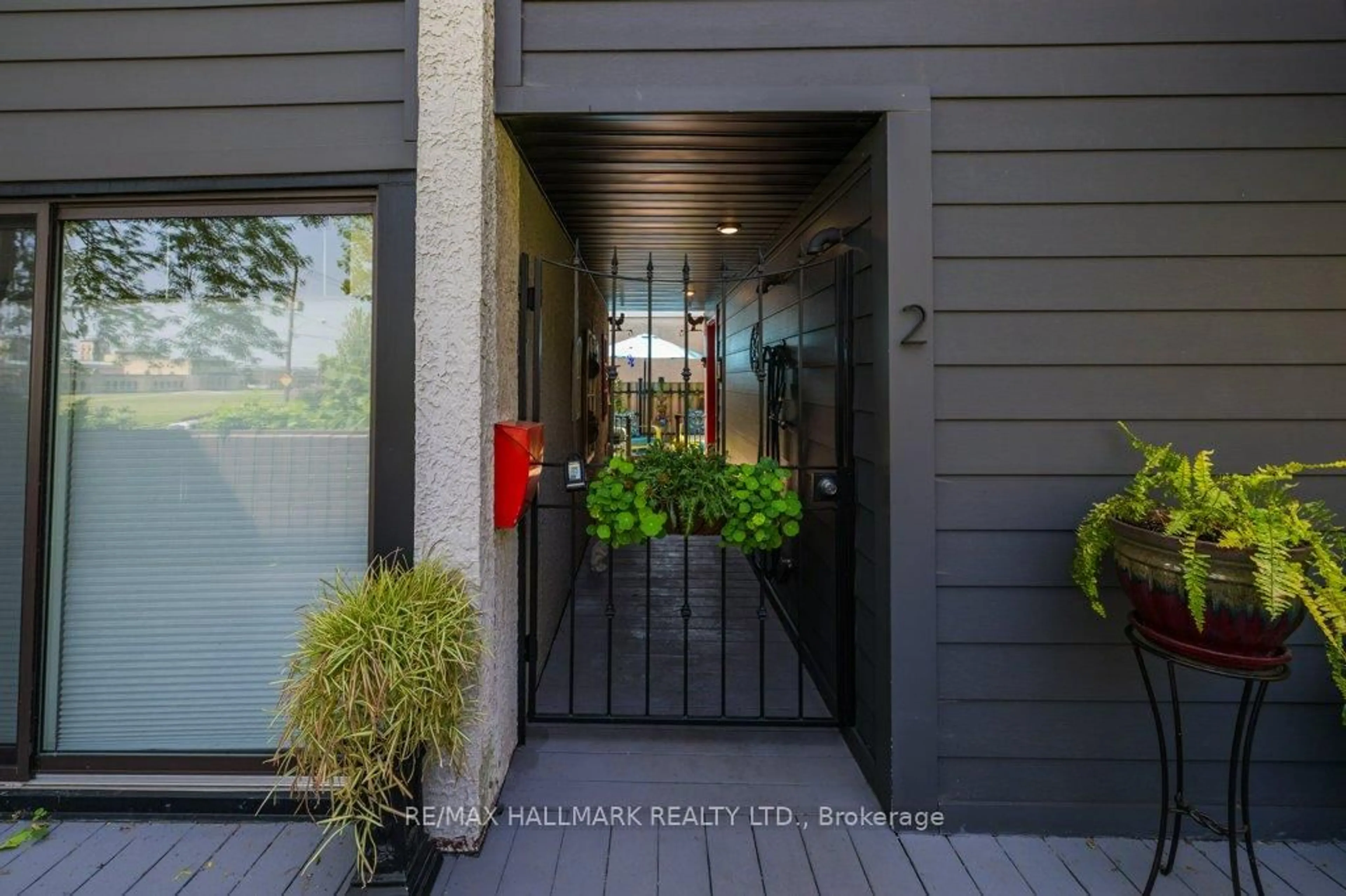 Indoor entryway for 2366 Queen St #2, Toronto Ontario M4E 1H4