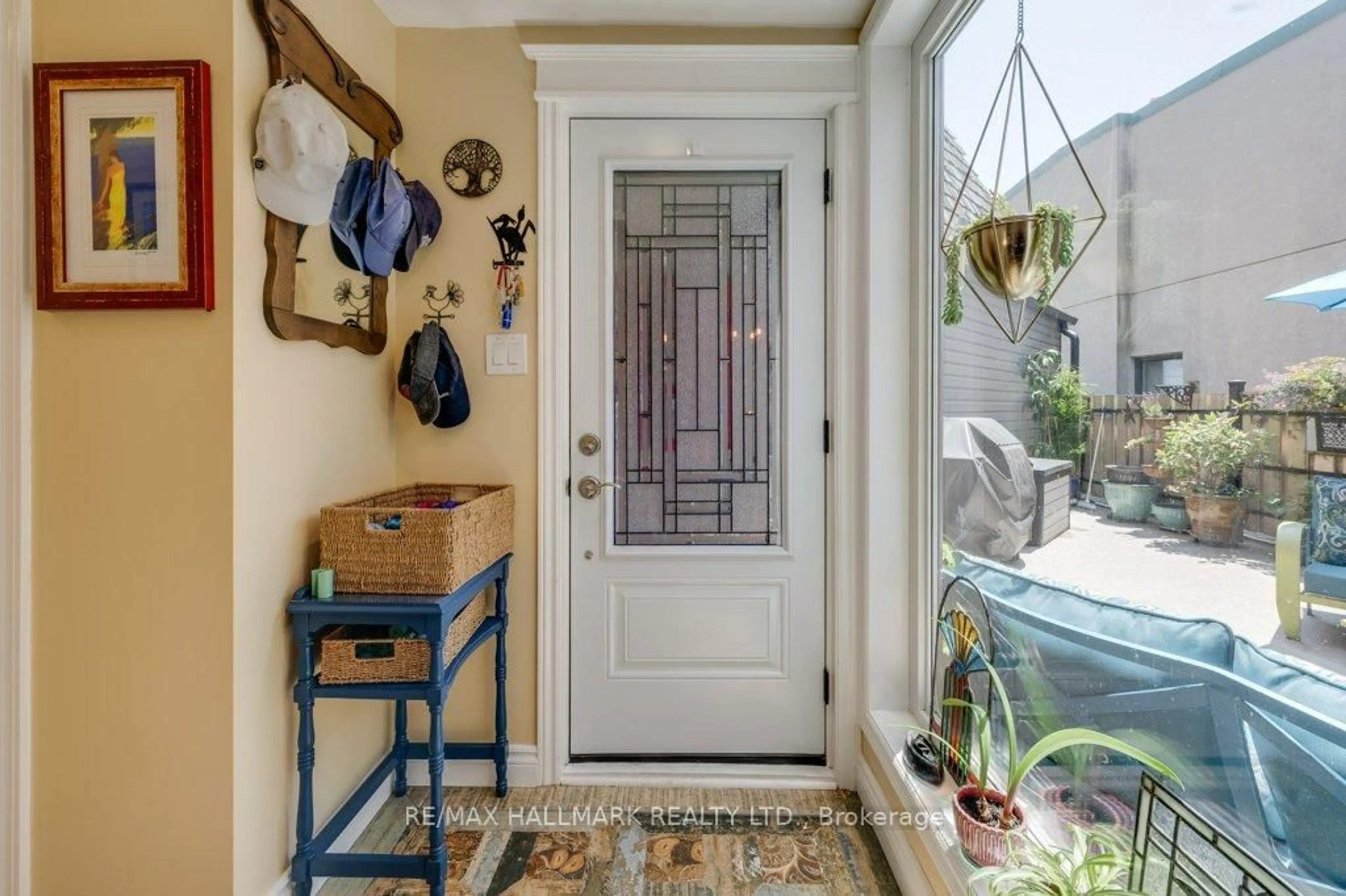 Indoor entryway for 2366 Queen St #2, Toronto Ontario M4E 1H4