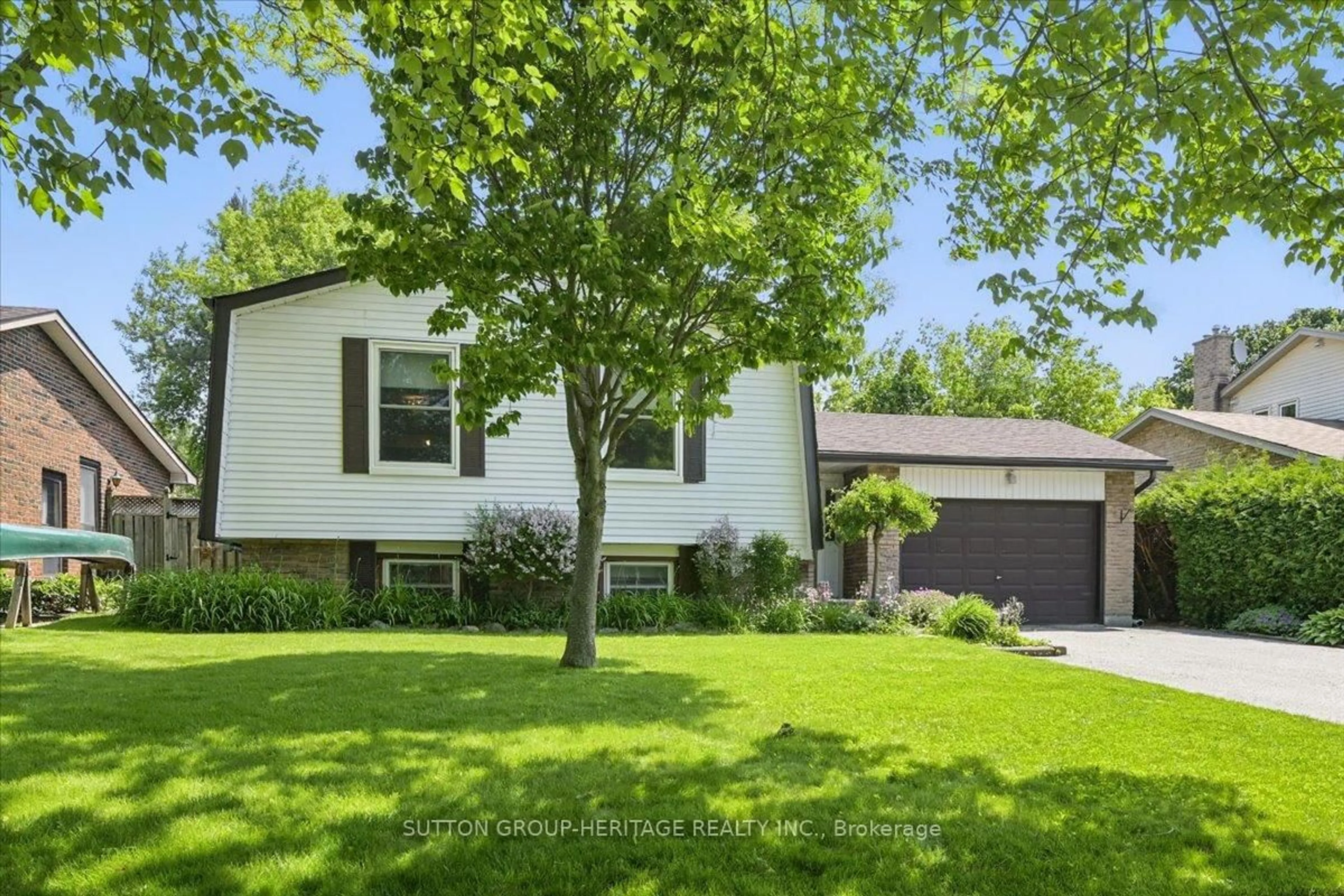 Home with vinyl exterior material, street for 249 Keewatin St, Oshawa Ontario L1H 6Z7