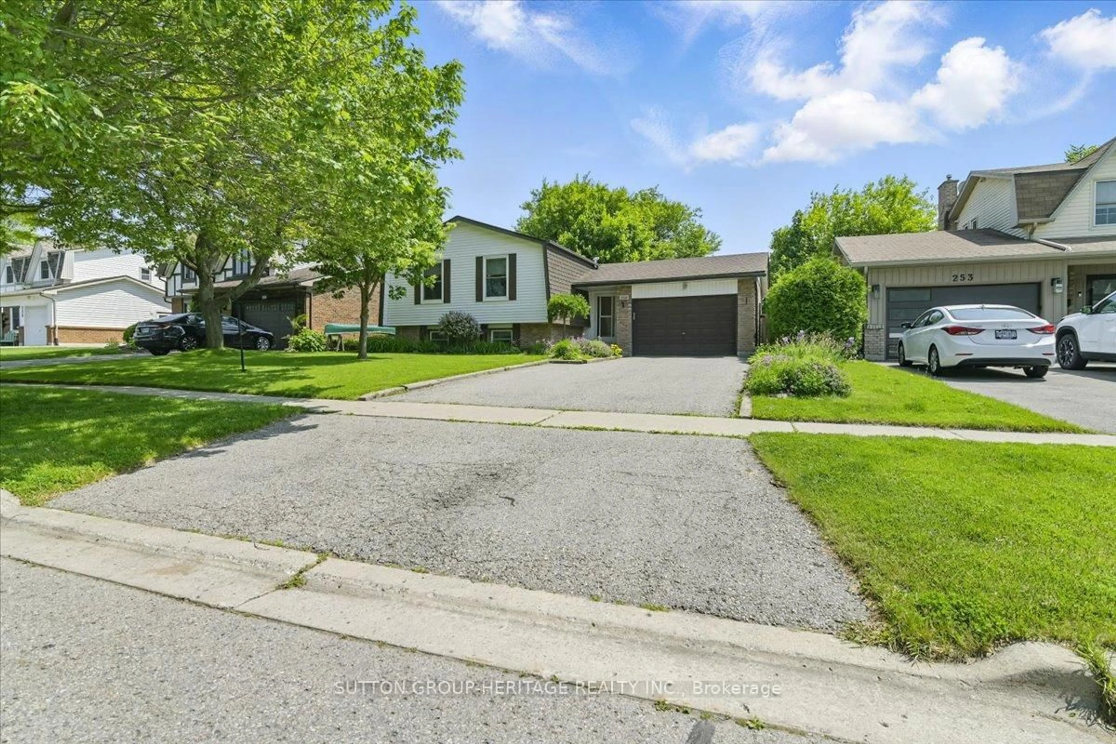 A pic from outside/outdoor area/front of a property/back of a property/a pic from drone, street for 249 Keewatin St, Oshawa Ontario L1H 6Z7