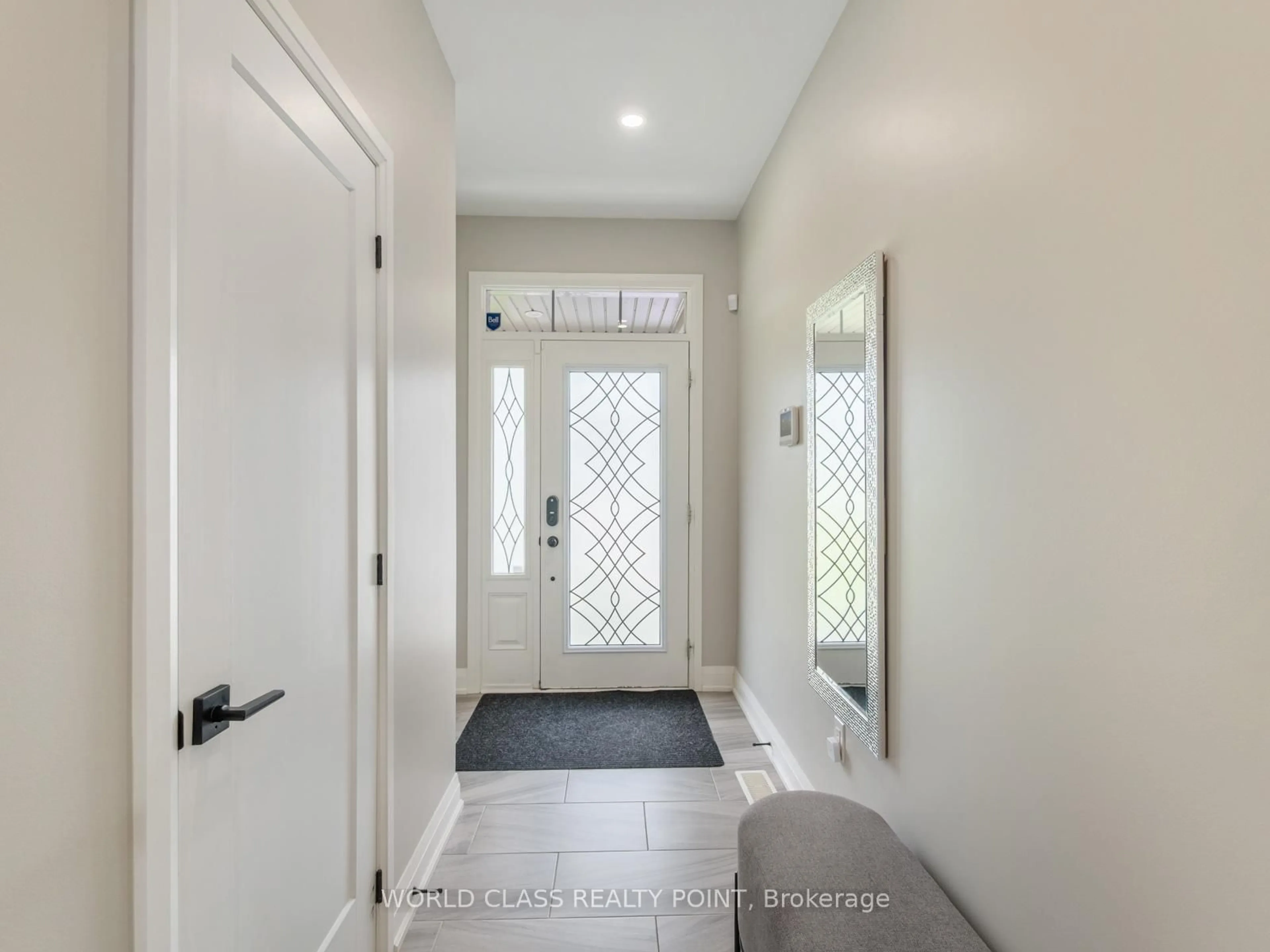 Indoor entryway for 35 Hanning Crt #4, Clarington Ontario L1C 4R3