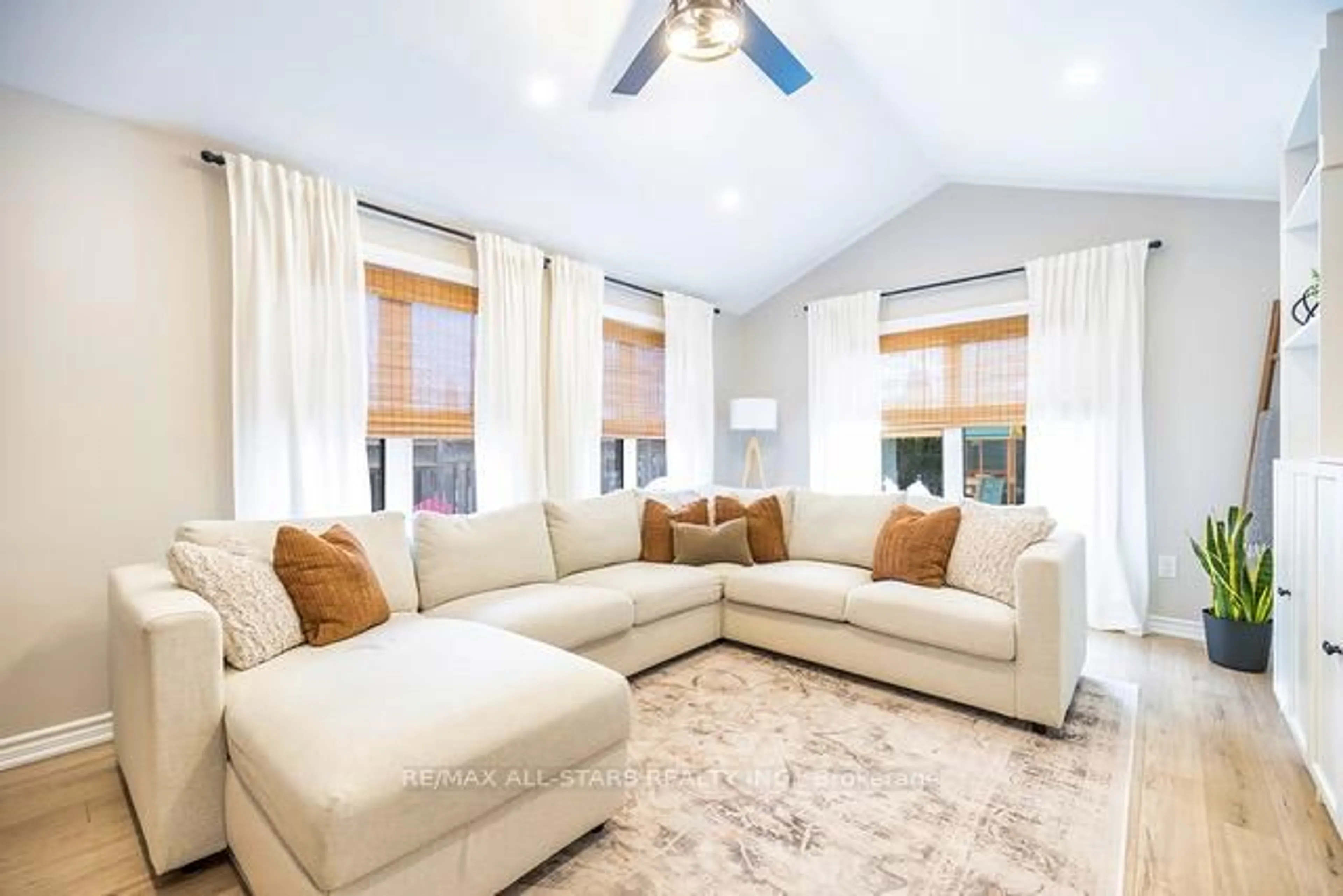 Living room with furniture, unknown for 64 Brandon Rd, Scugog Ontario L9L 1S8