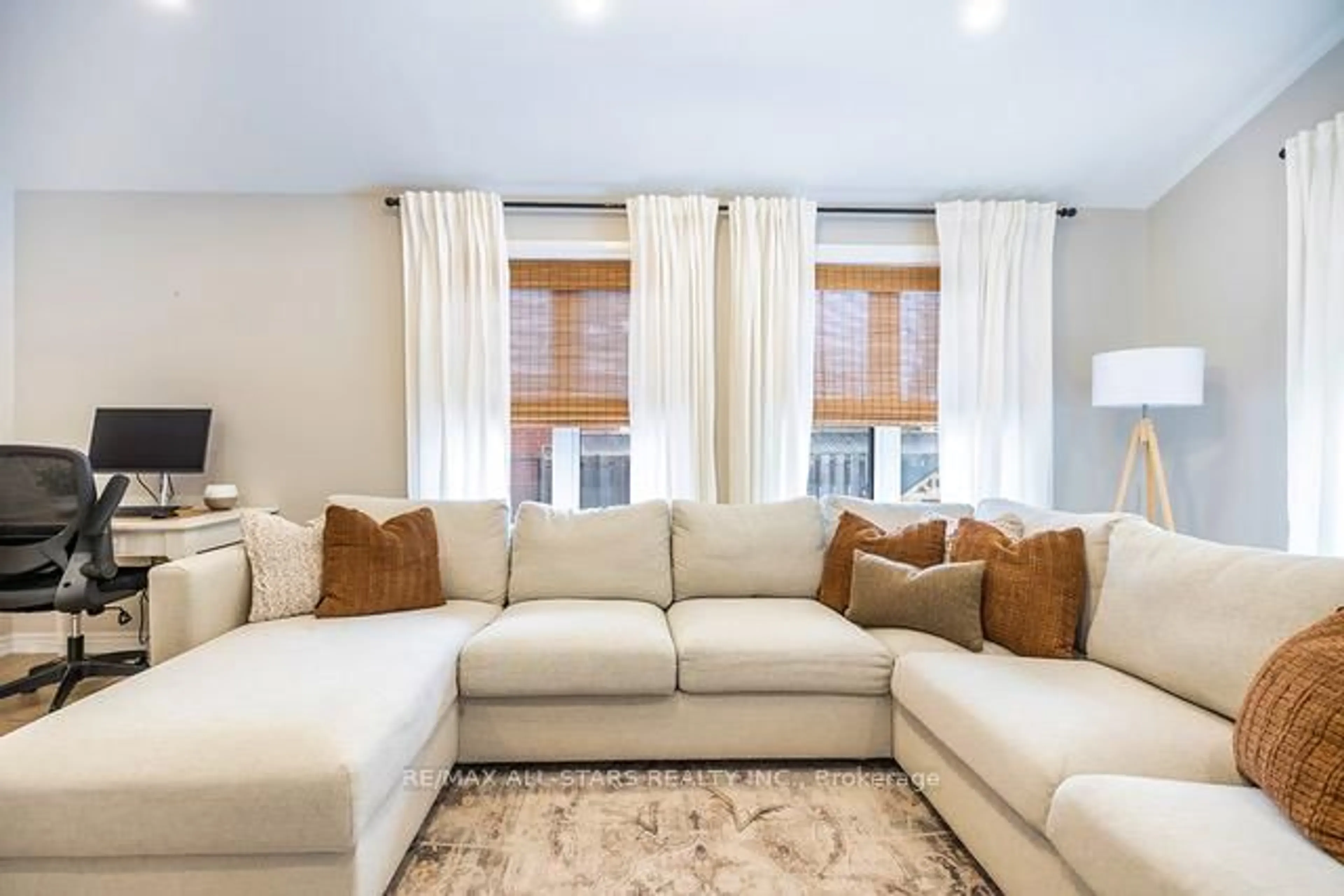 Living room with furniture, unknown for 64 Brandon Rd, Scugog Ontario L9L 1S8