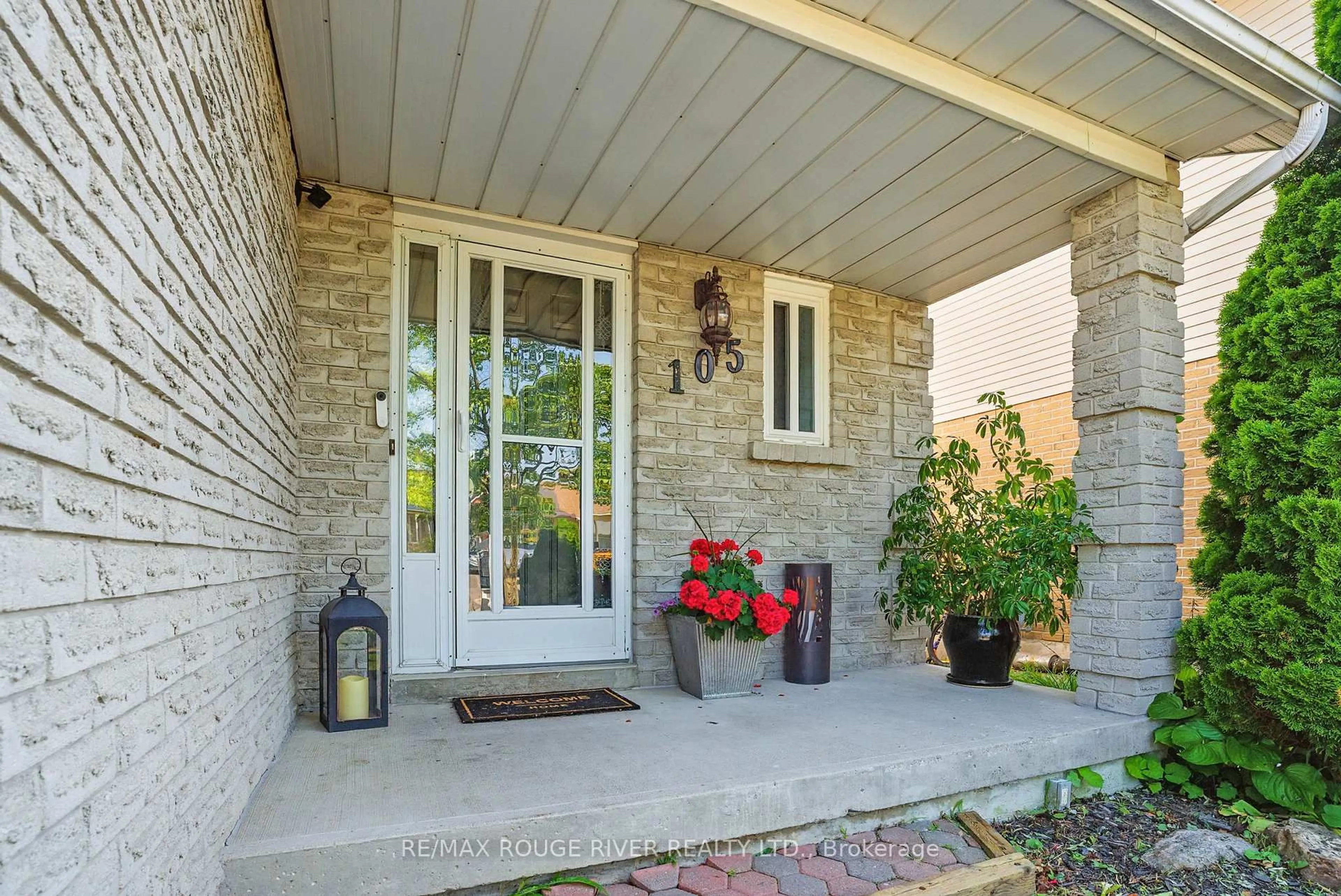 Indoor entryway for 105 Overbank Dr, Oshawa Ontario L1J 7Y9