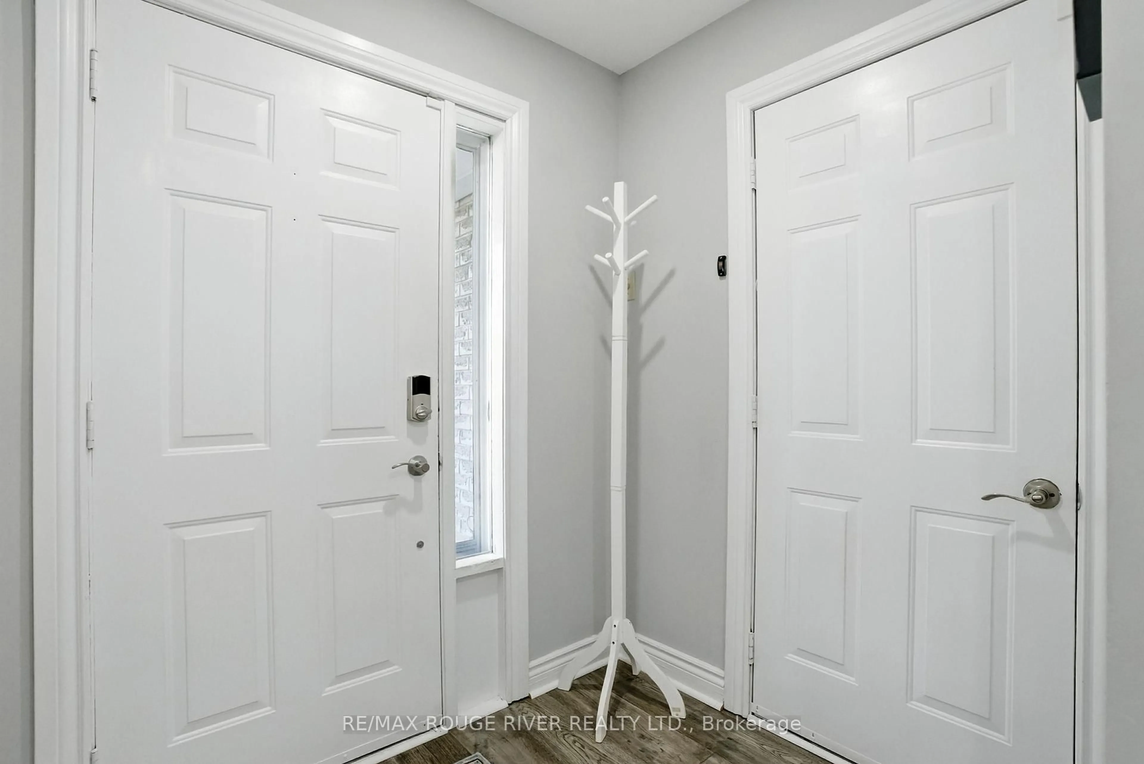 Indoor entryway for 105 Overbank Dr, Oshawa Ontario L1J 7Y9