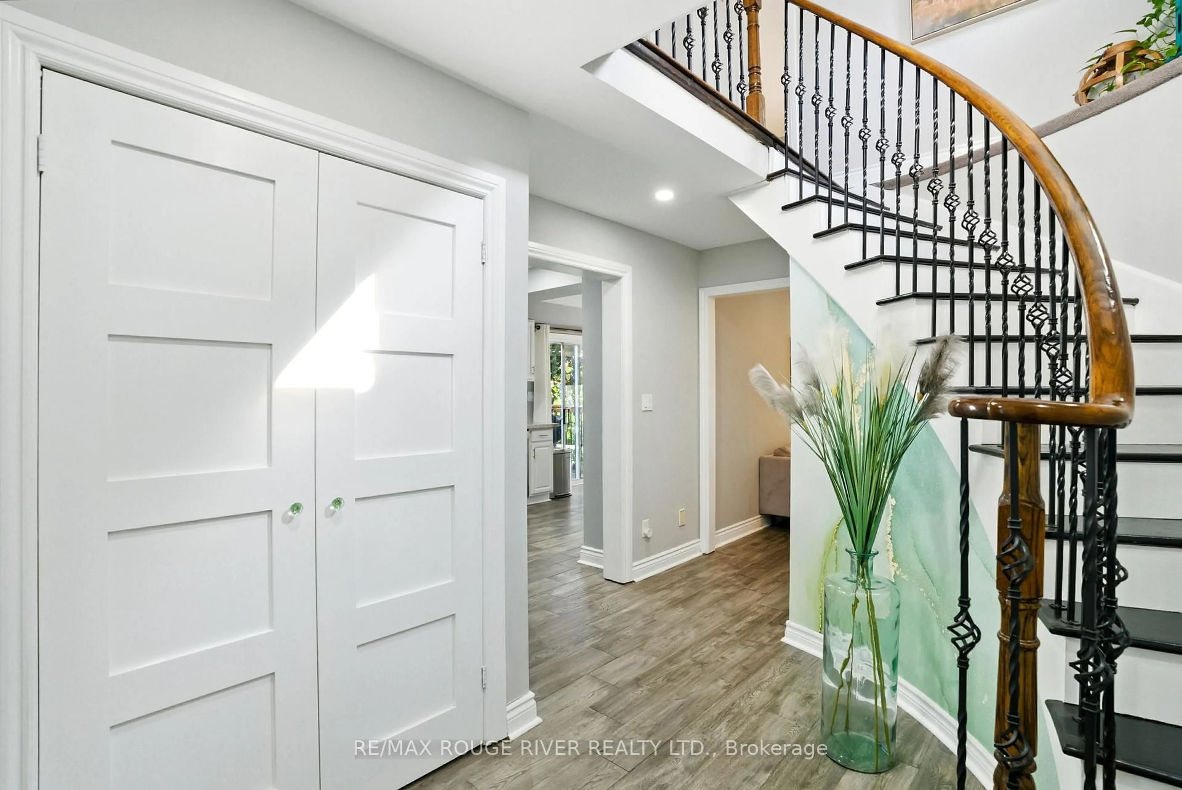 Indoor entryway for 105 Overbank Dr, Oshawa Ontario L1J 7Y9