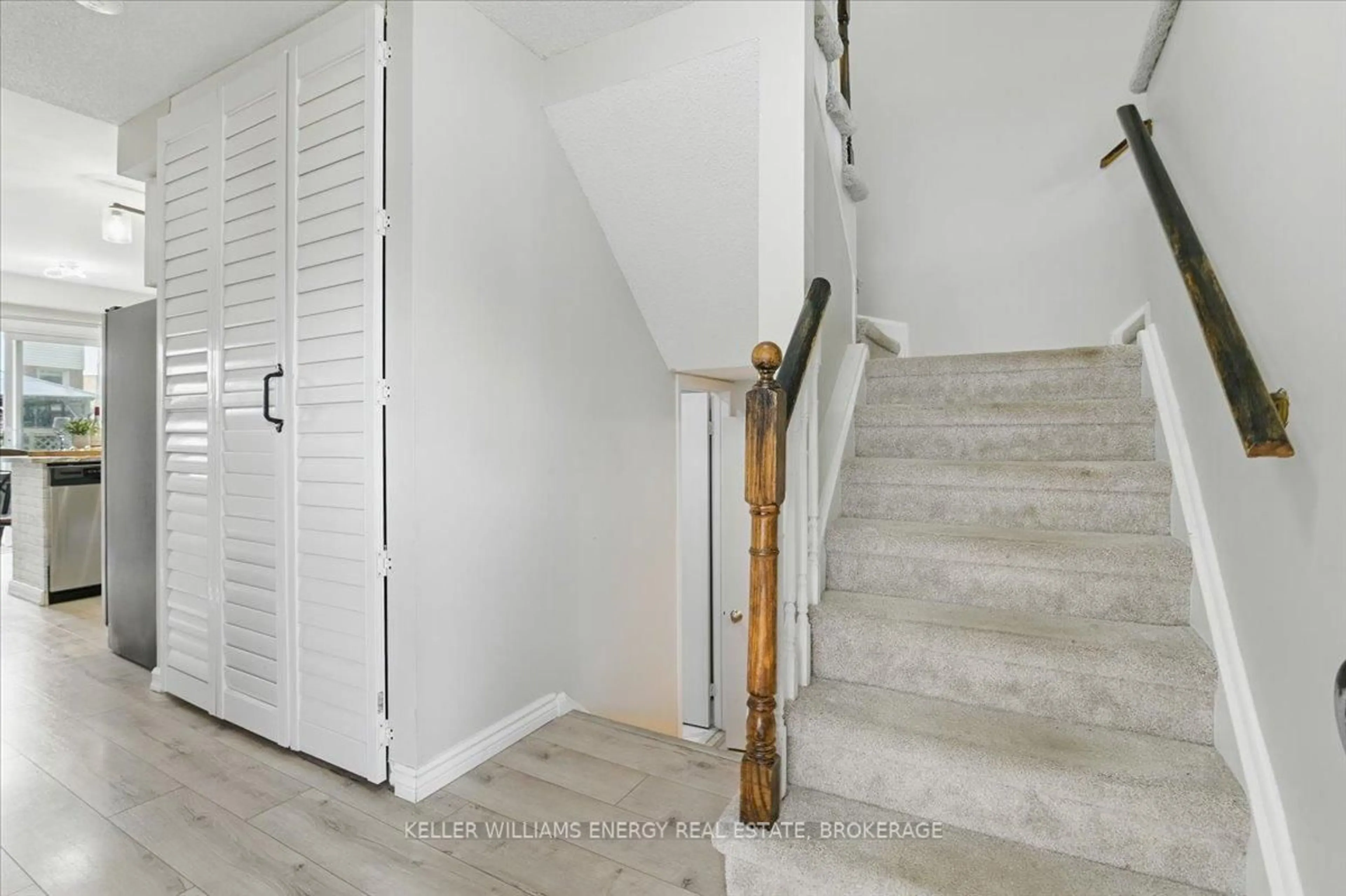 Indoor entryway for 89 Yorkville Dr, Clarington Ontario L1E 2A6