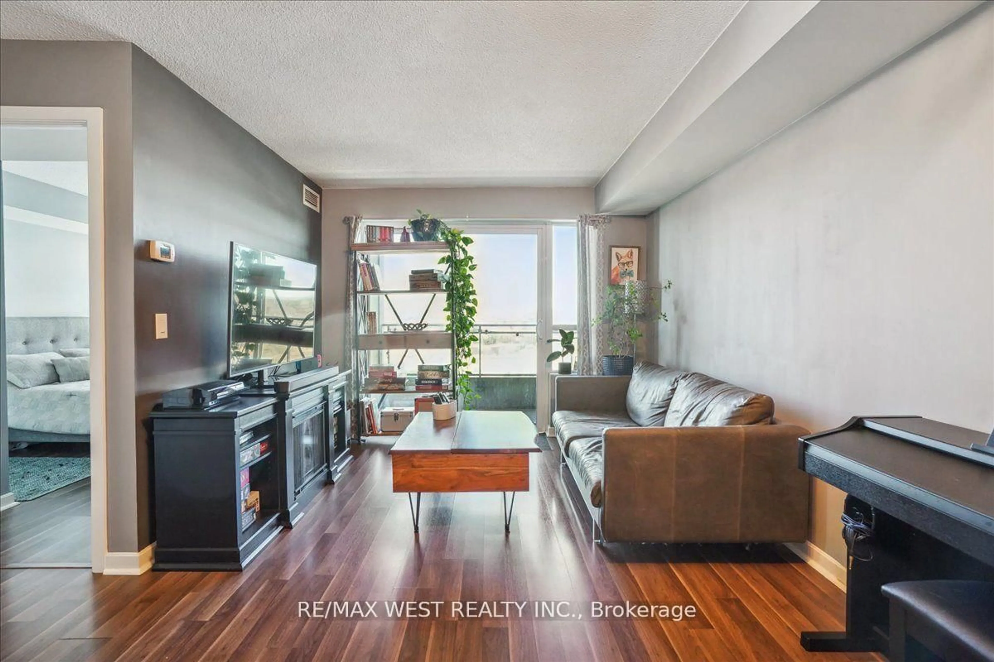 Living room with furniture, wood/laminate floor for 1235 Bayly St #1105, Pickering Ontario L1W 1L7