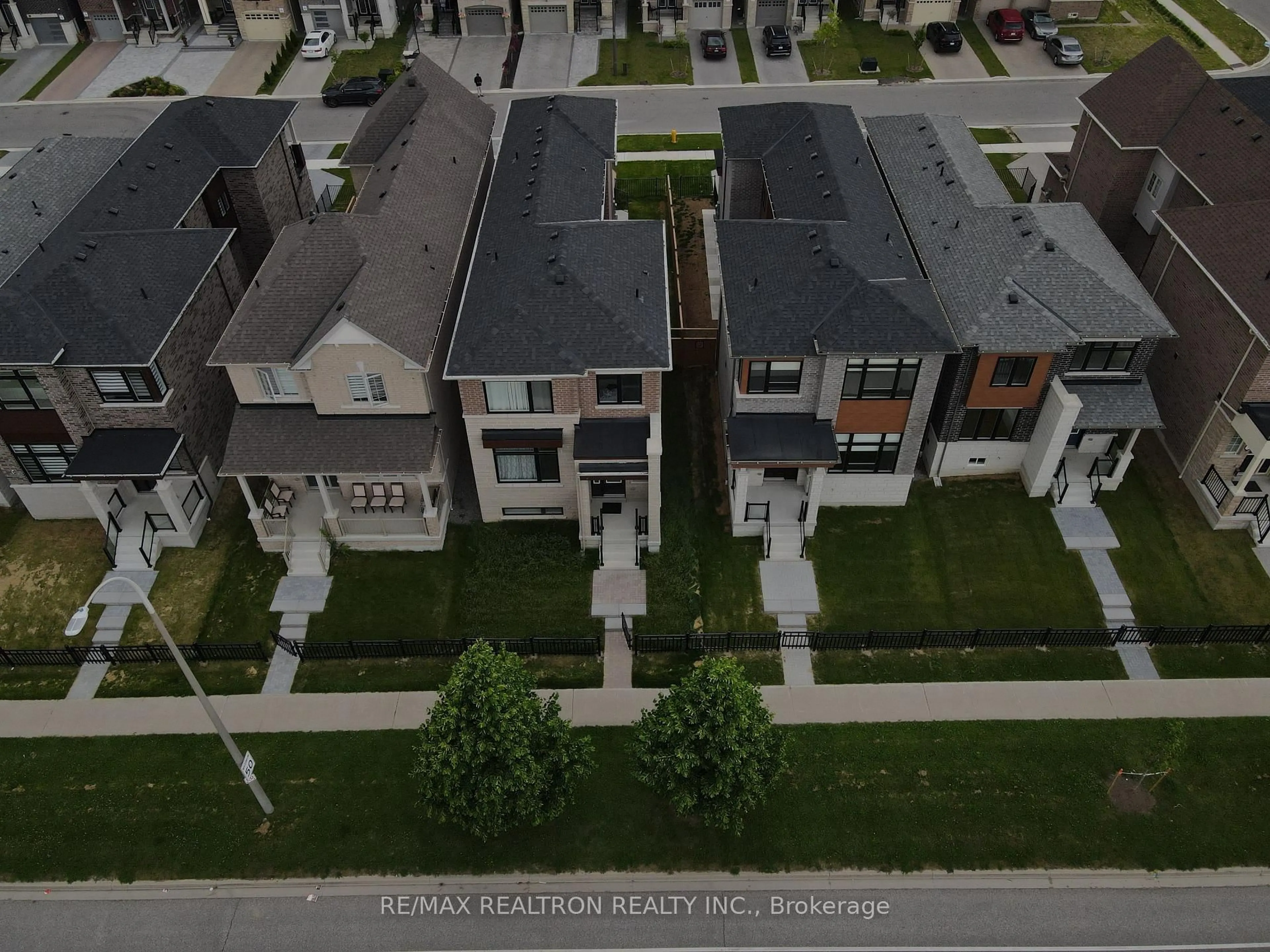 A pic from outside/outdoor area/front of a property/back of a property/a pic from drone, street for 9 Mountainside Cres, Whitby Ontario L1R 0P5