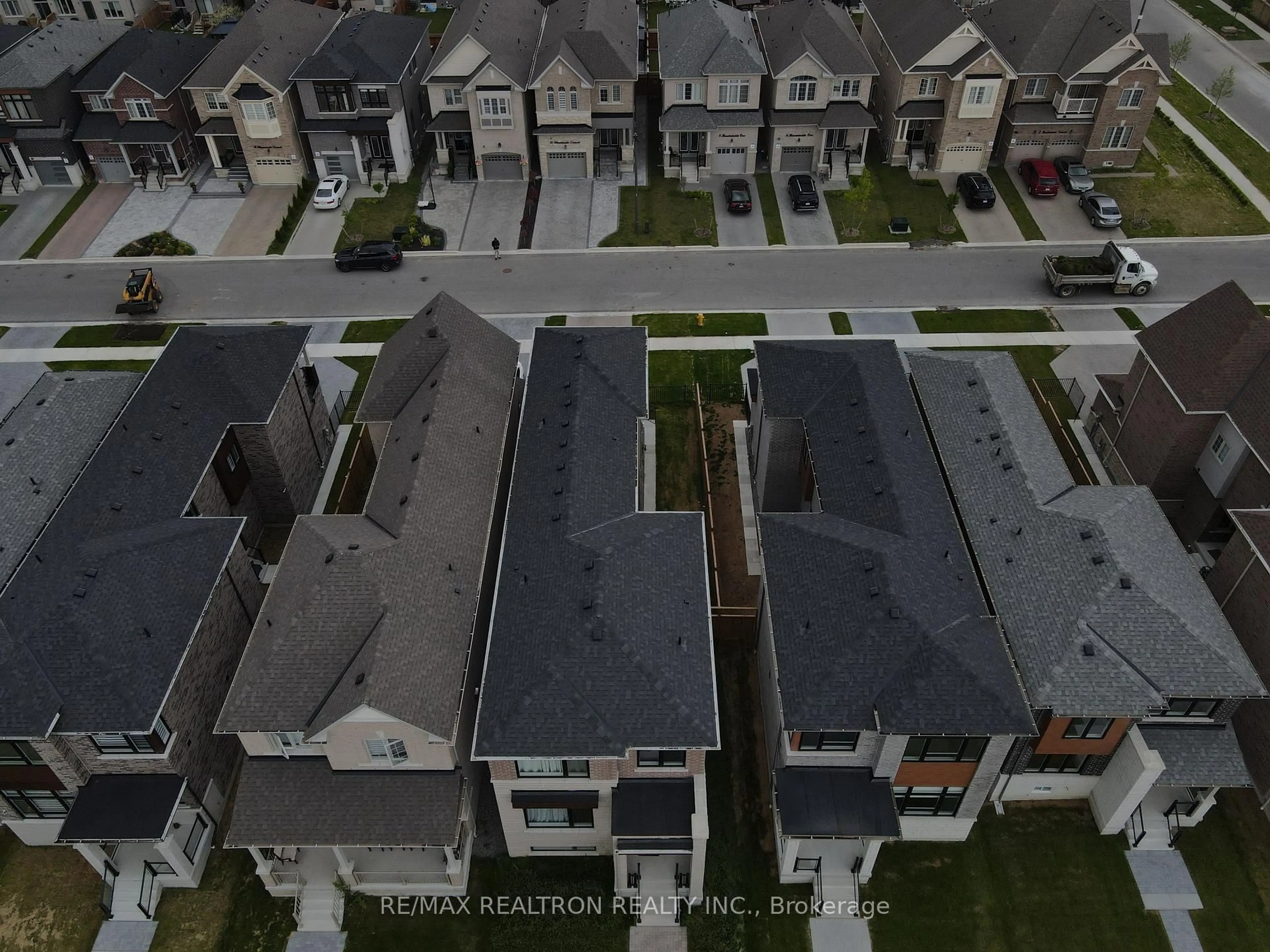 A pic from outside/outdoor area/front of a property/back of a property/a pic from drone, street for 9 Mountainside Cres, Whitby Ontario L1R 0P5