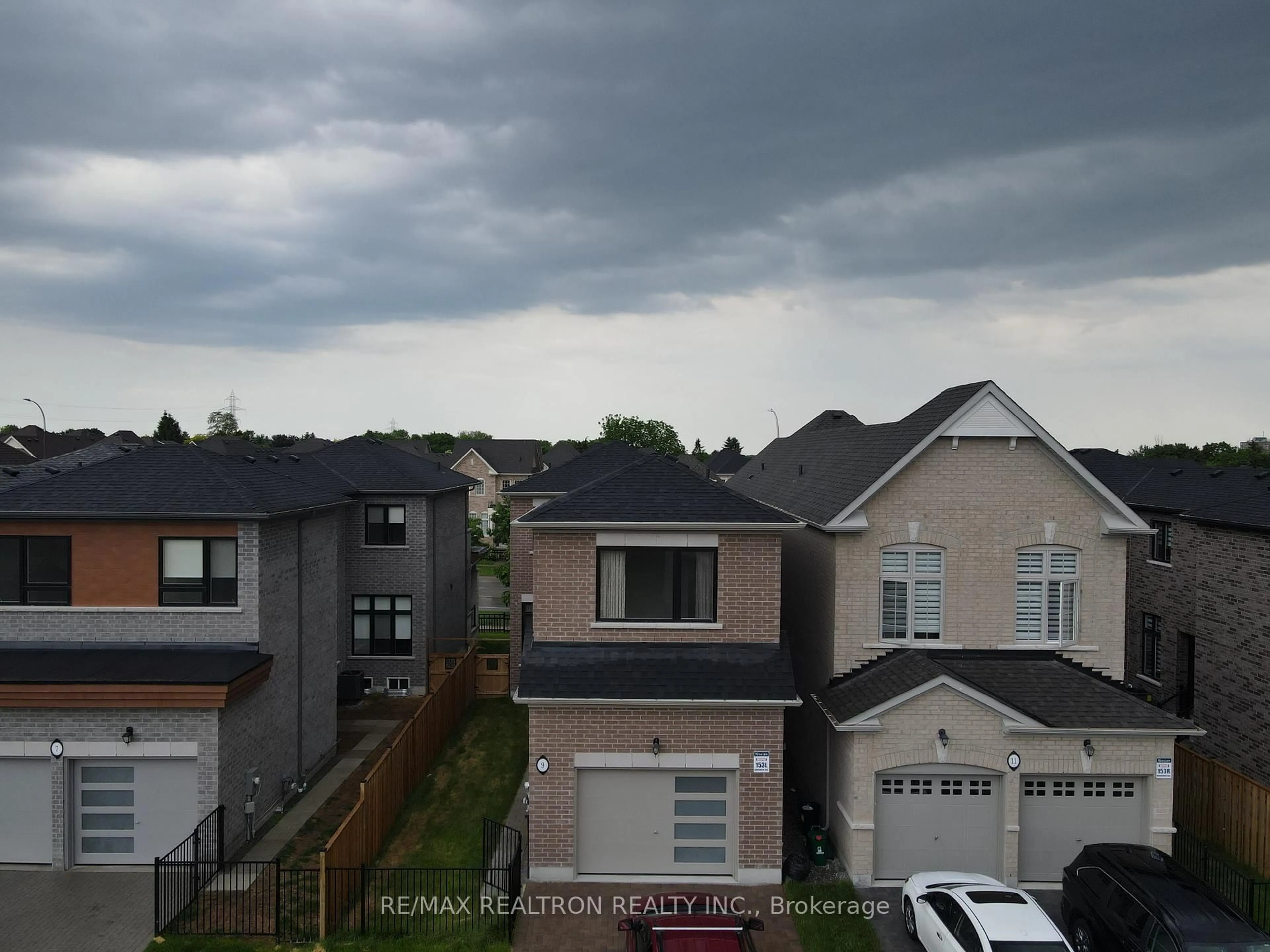 A pic from outside/outdoor area/front of a property/back of a property/a pic from drone, mountain view for 9 Mountainside Cres, Whitby Ontario L1R 0P5