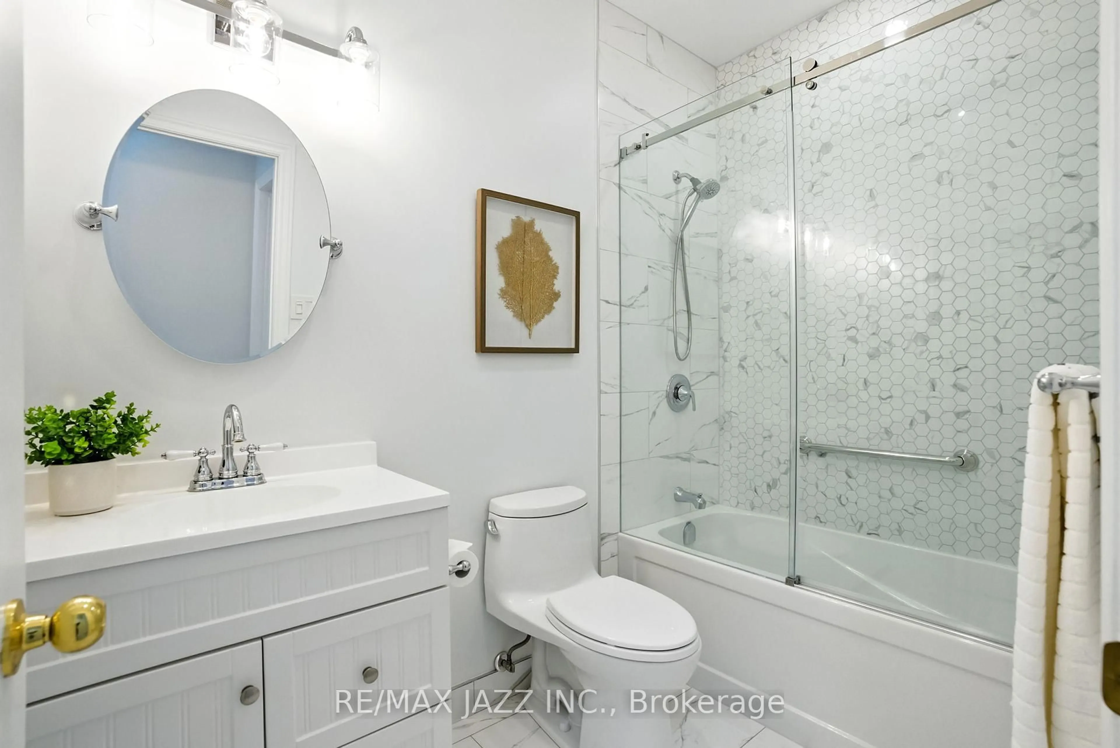 Standard bathroom, ceramic/tile floor for 484 Victoria St, Scugog Ontario L9L 1V2