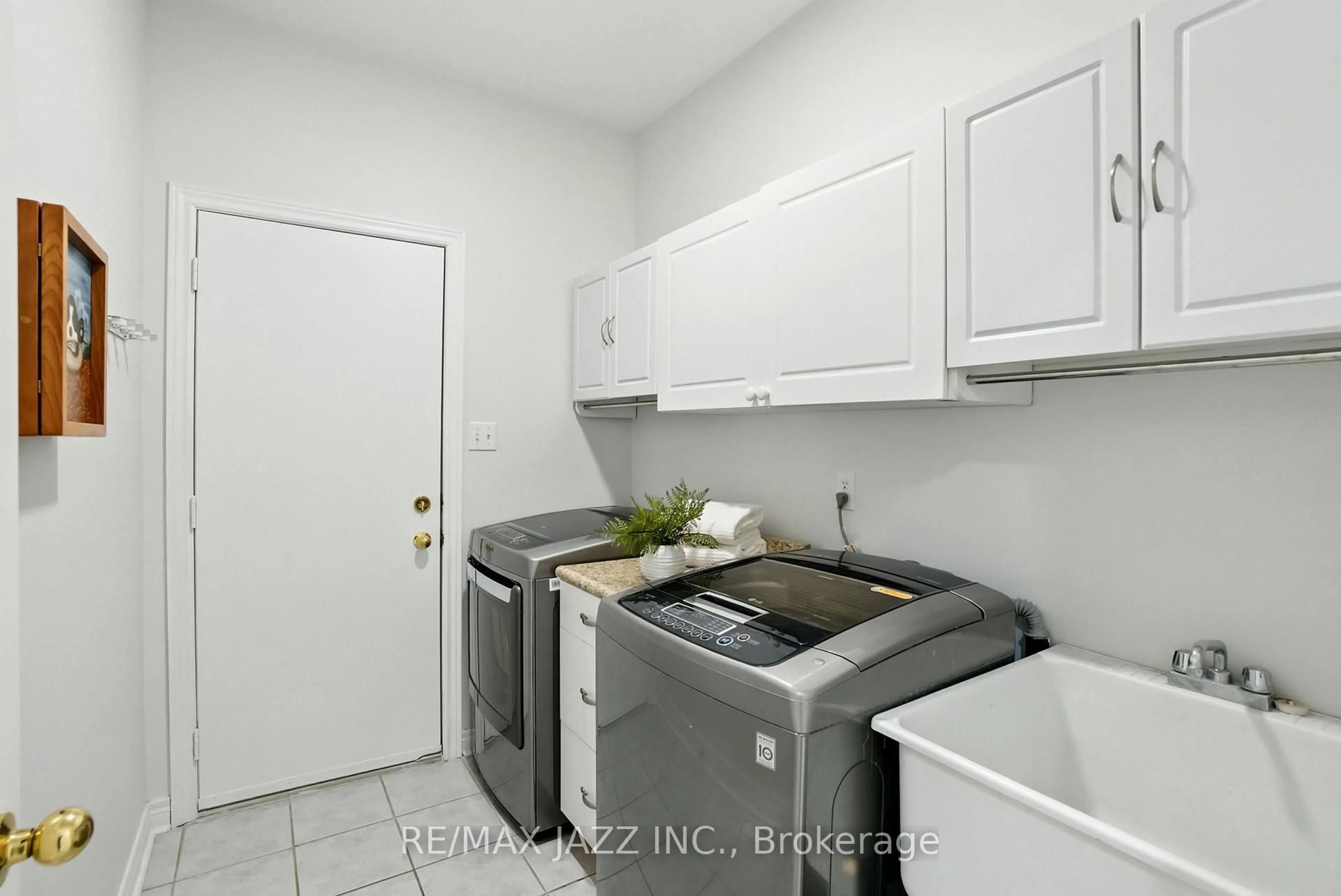 Laundry room for 484 Victoria St, Scugog Ontario L9L 1V2