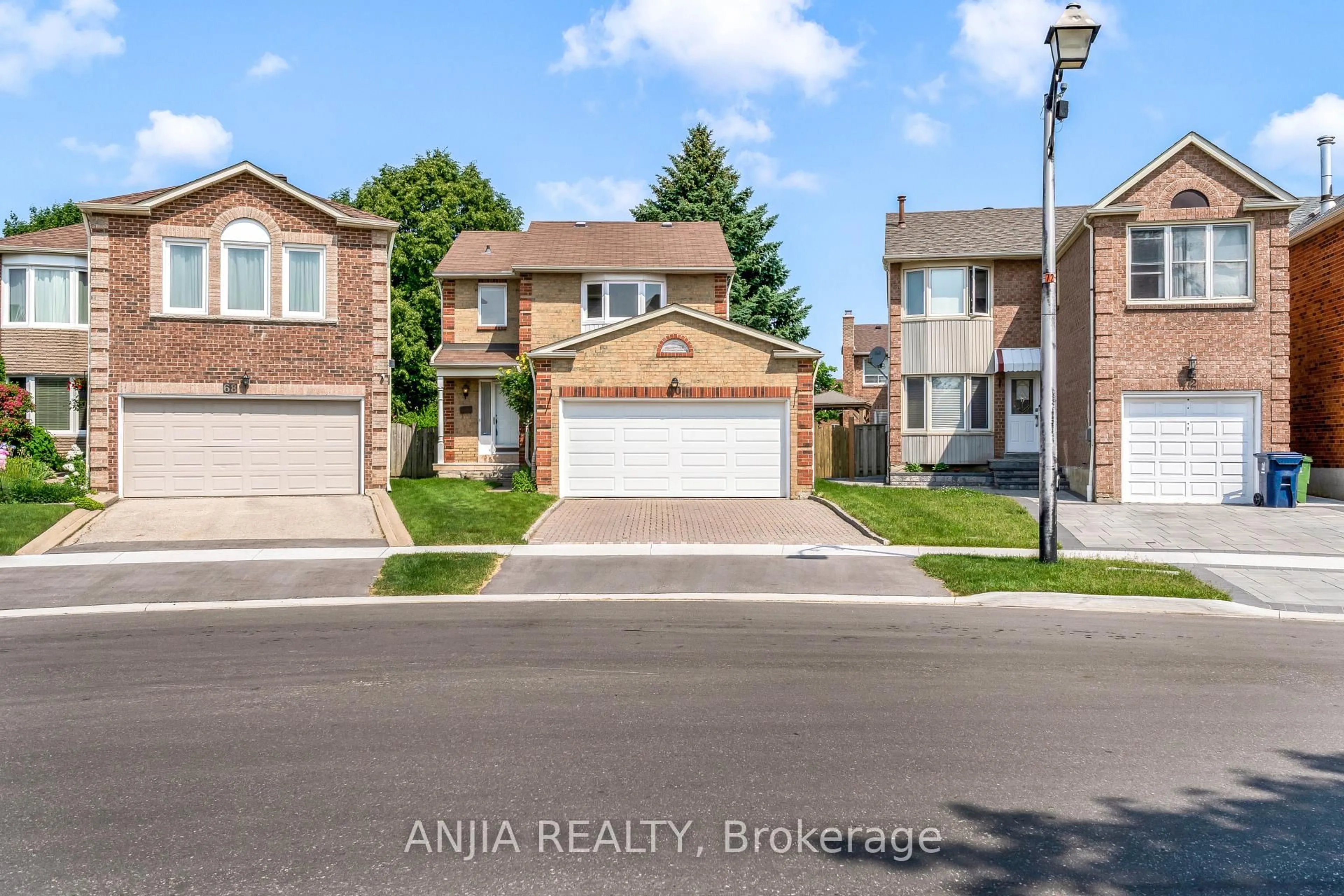 A pic from outside/outdoor area/front of a property/back of a property/a pic from drone, street for 70 Elmfield Cres, Toronto Ontario M1V 2Y6