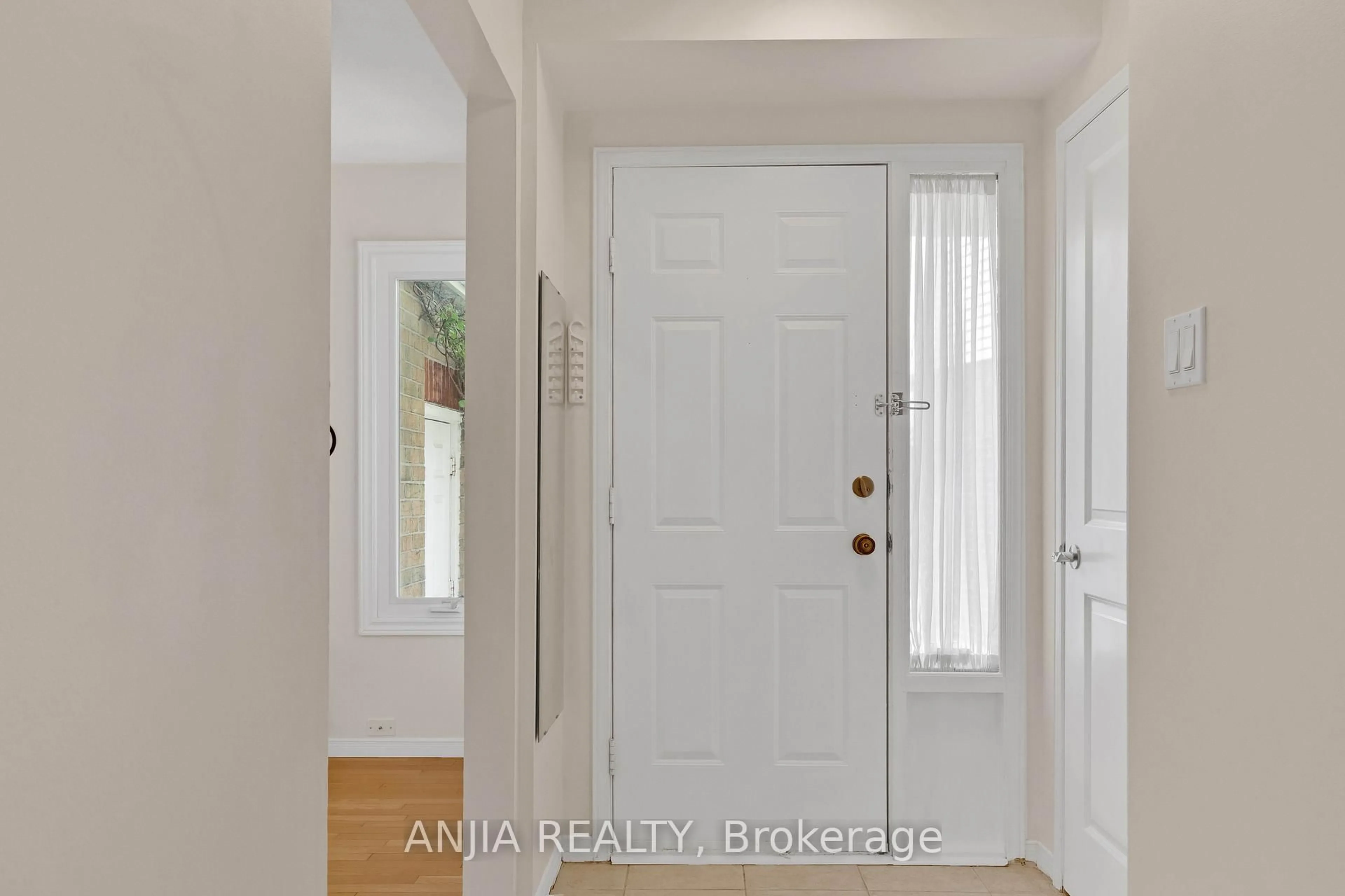 Indoor entryway for 70 Elmfield Cres, Toronto Ontario M1V 2Y6