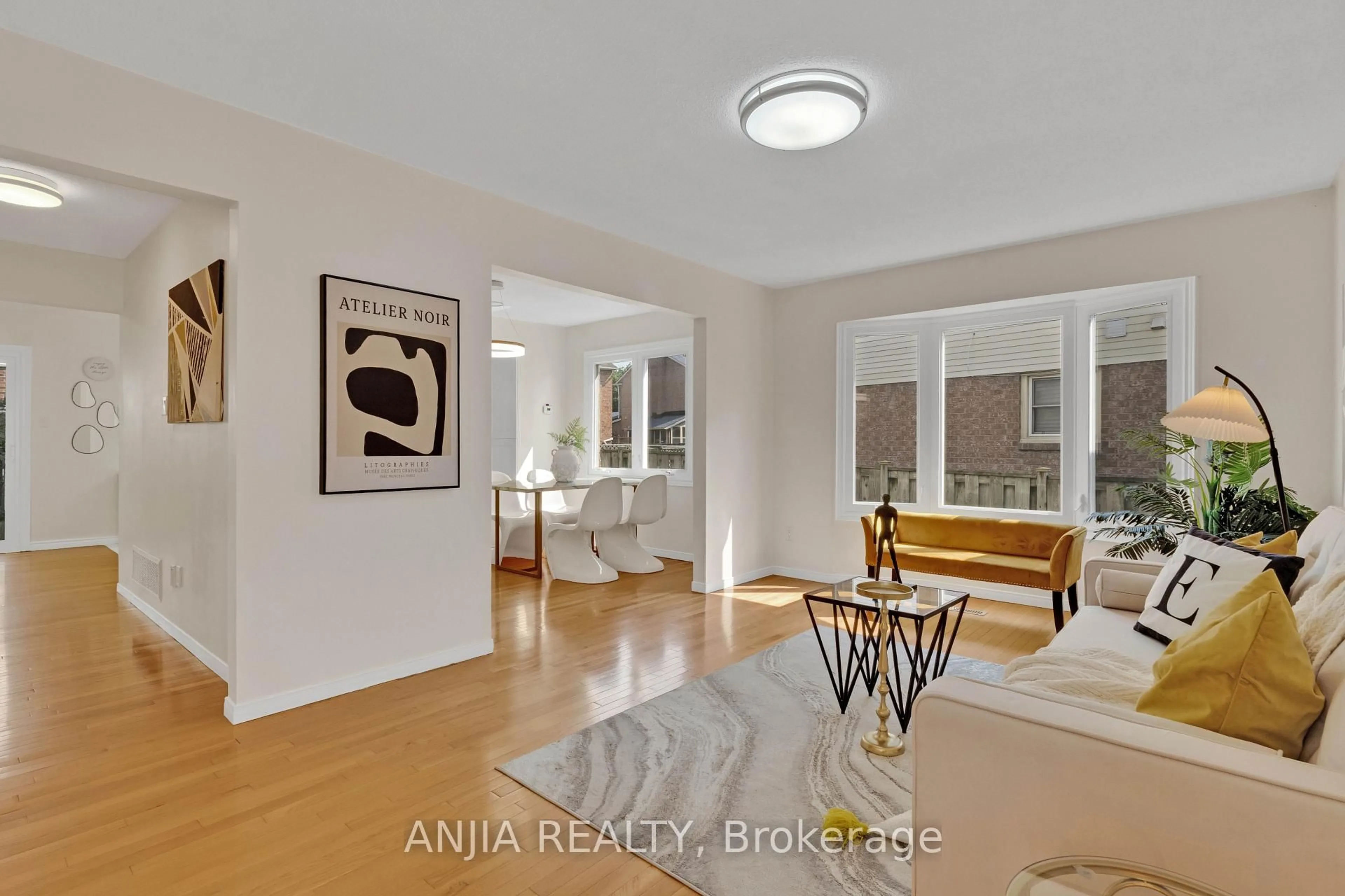 Indoor entryway for 70 Elmfield Cres, Toronto Ontario M1V 2Y6