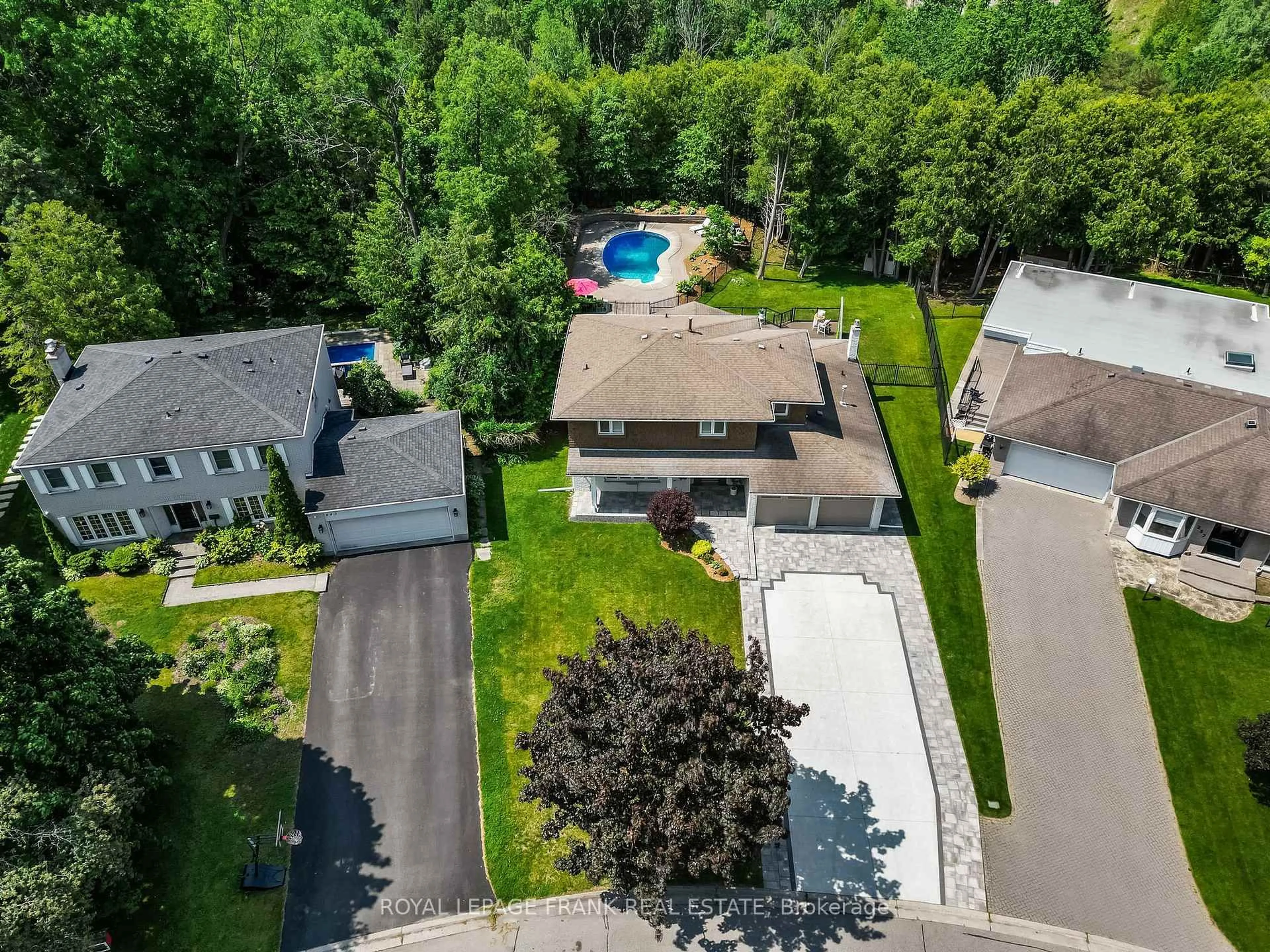 A pic from outside/outdoor area/front of a property/back of a property/a pic from drone, unknown for 251 Sherwood Crt, Oshawa Ontario L1G 6P5