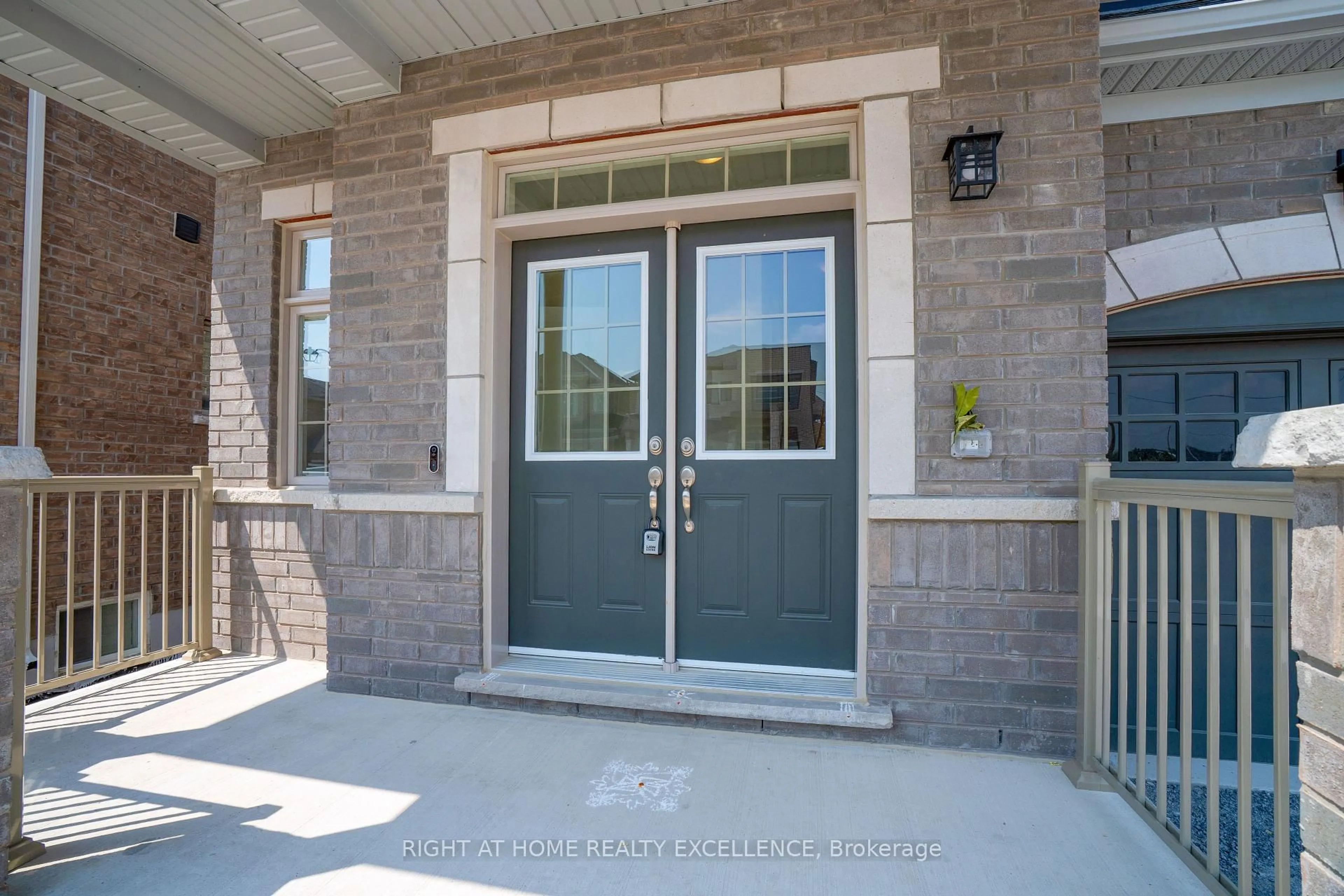 Indoor entryway for 2210 Cayenne St, Oshawa Ontario L1L 0S1
