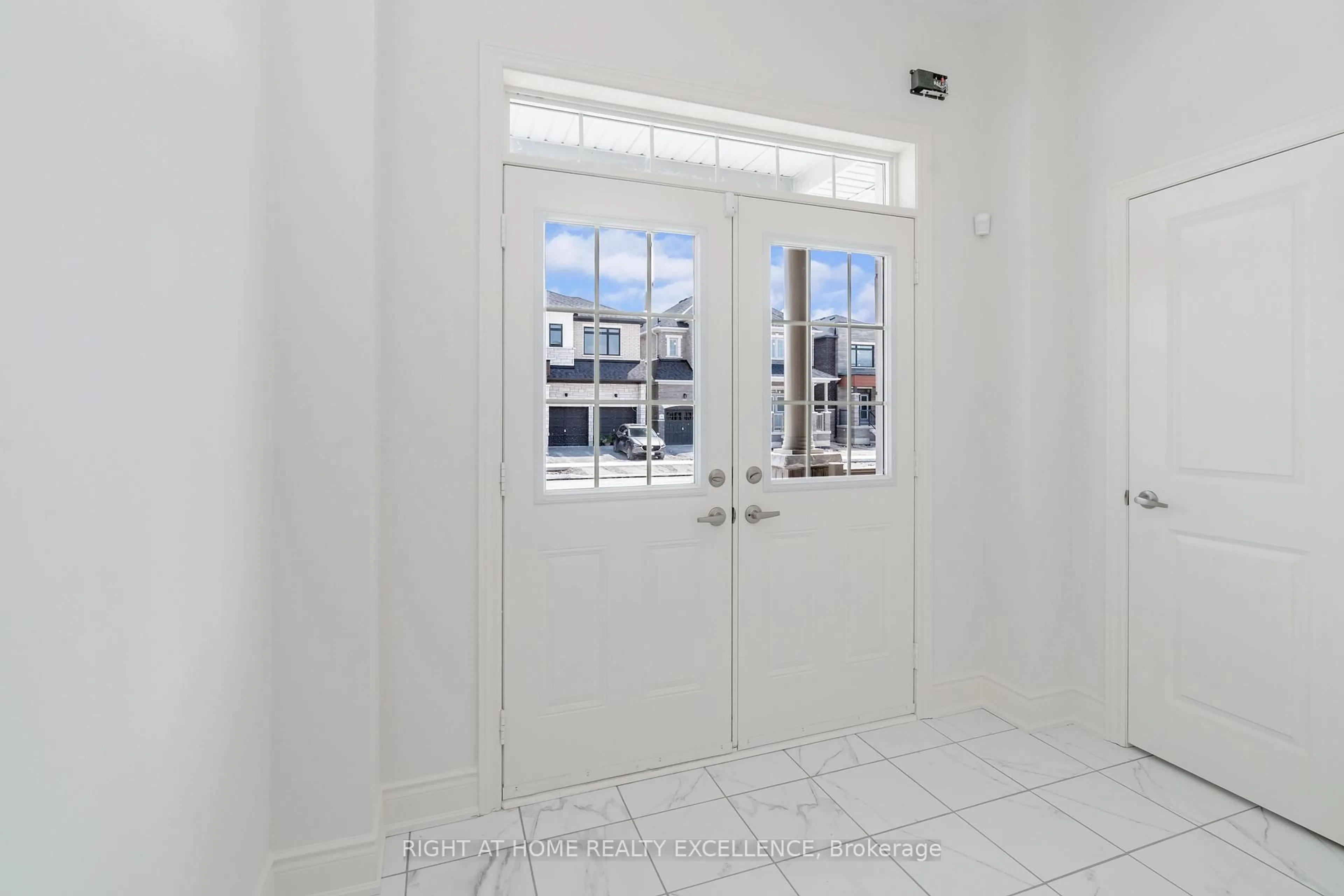 Indoor entryway for 2210 Cayenne St, Oshawa Ontario L1L 0S1