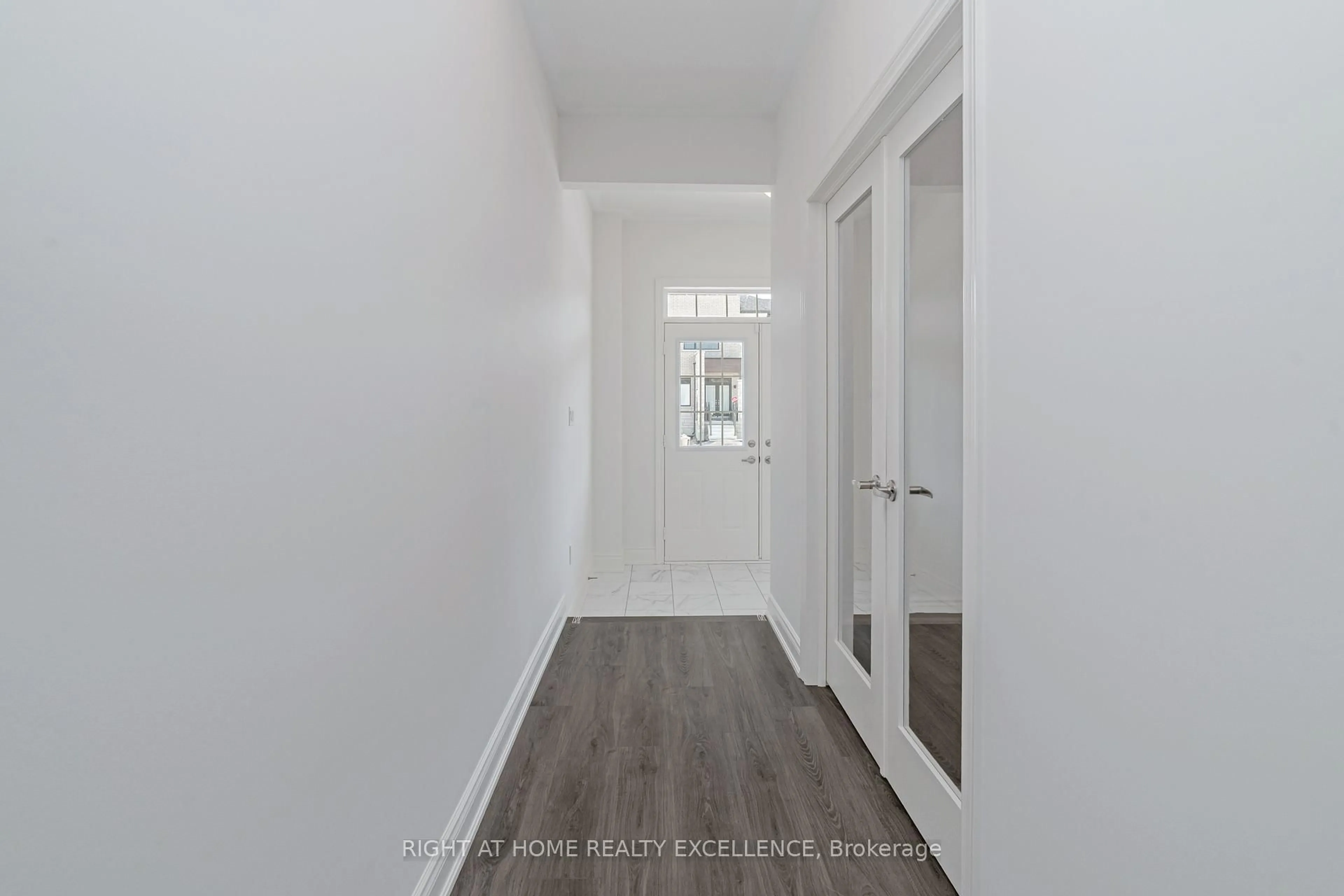 Indoor entryway for 2210 Cayenne St, Oshawa Ontario L1L 0S1