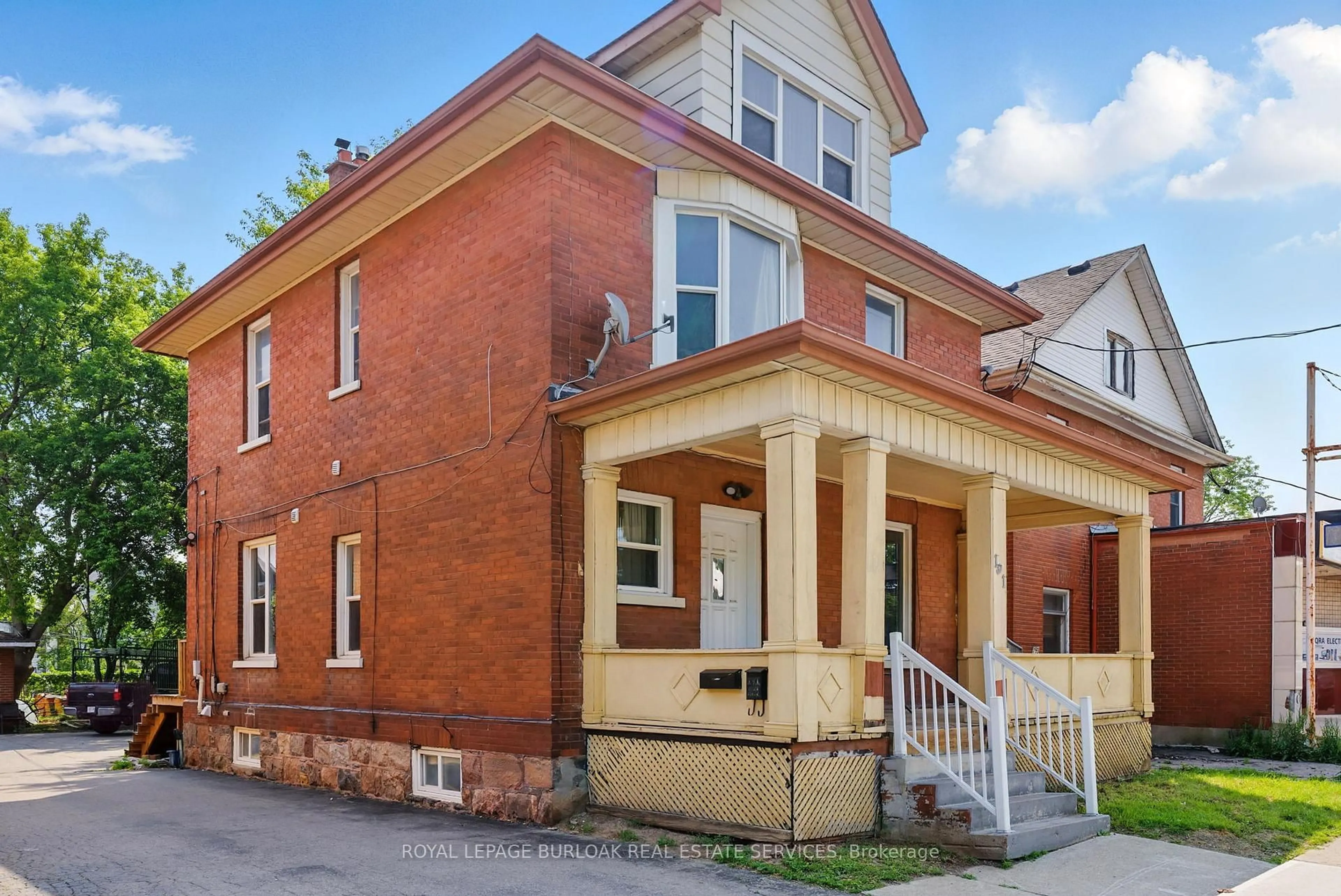 Home with brick exterior material, street for 191 Simcoe St, Oshawa Ontario L1H 4H2