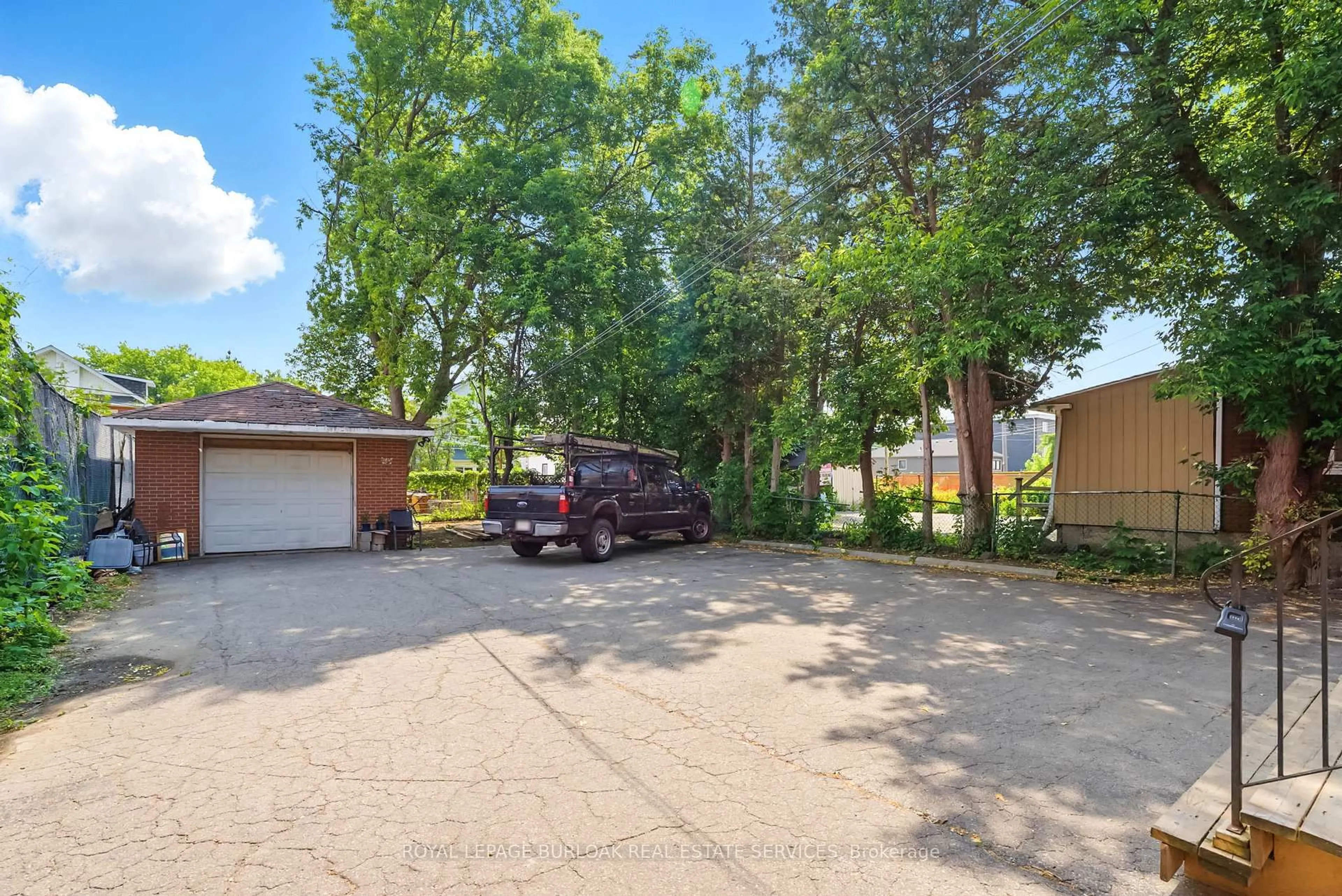A pic from outside/outdoor area/front of a property/back of a property/a pic from drone, street for 191 Simcoe St, Oshawa Ontario L1H 4H2